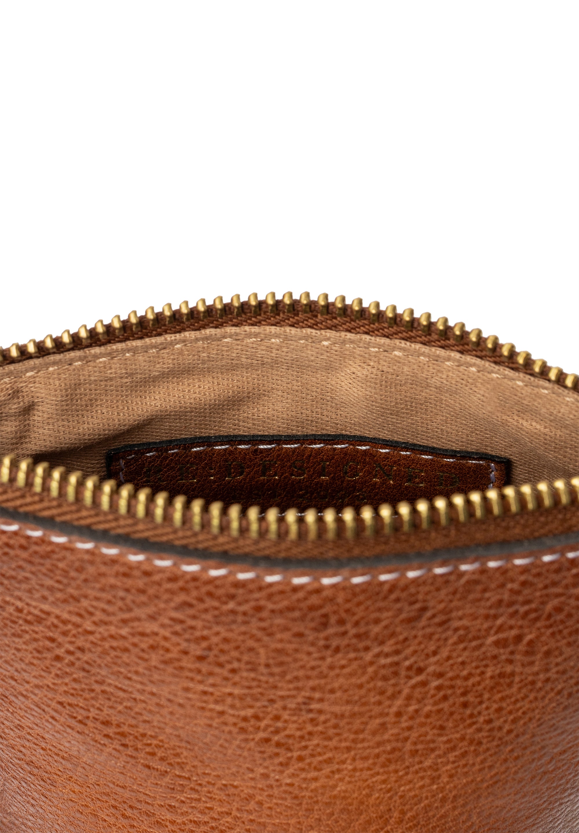 Fillis Mini Bag, mobilveske fra Re:Designed By Dixie i fargen Walnut, nærbilde vist åpen