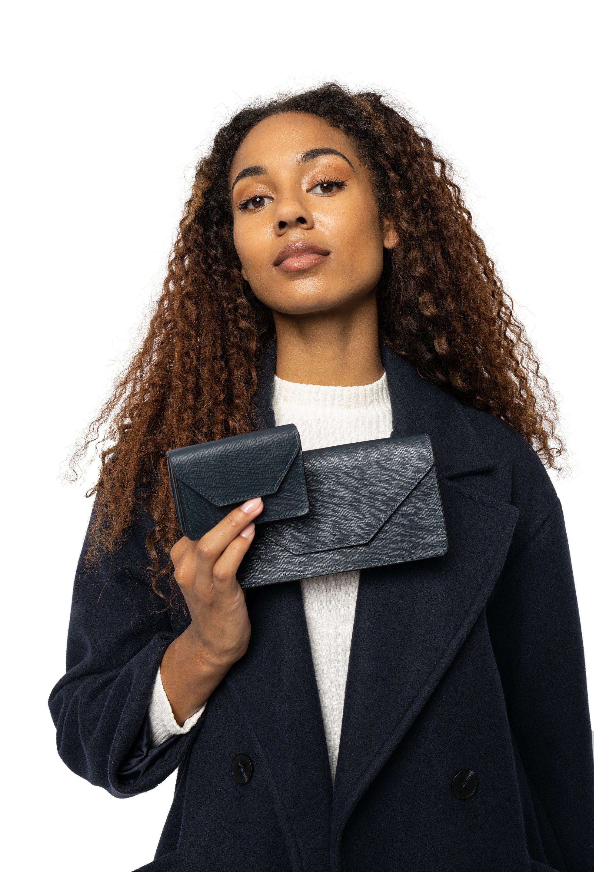 Elvira, lommebok i skinn fra Re:Desiged By Dixie i fargen Navy, vist ved modell