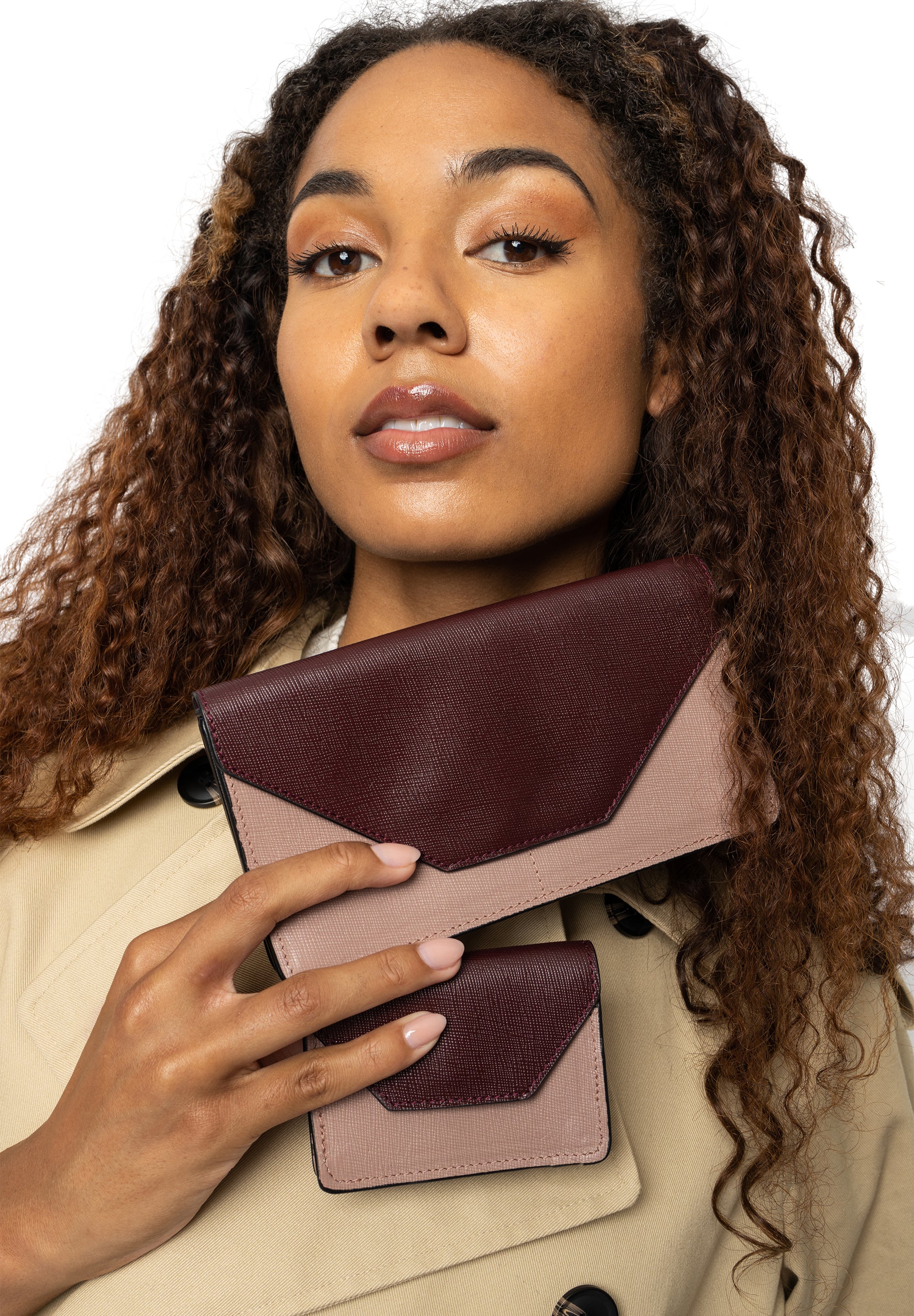 Elvira, lommebok i skinn fra Re:Desiged By Dixie i fargen Rose/Ox Red, vist ved modell