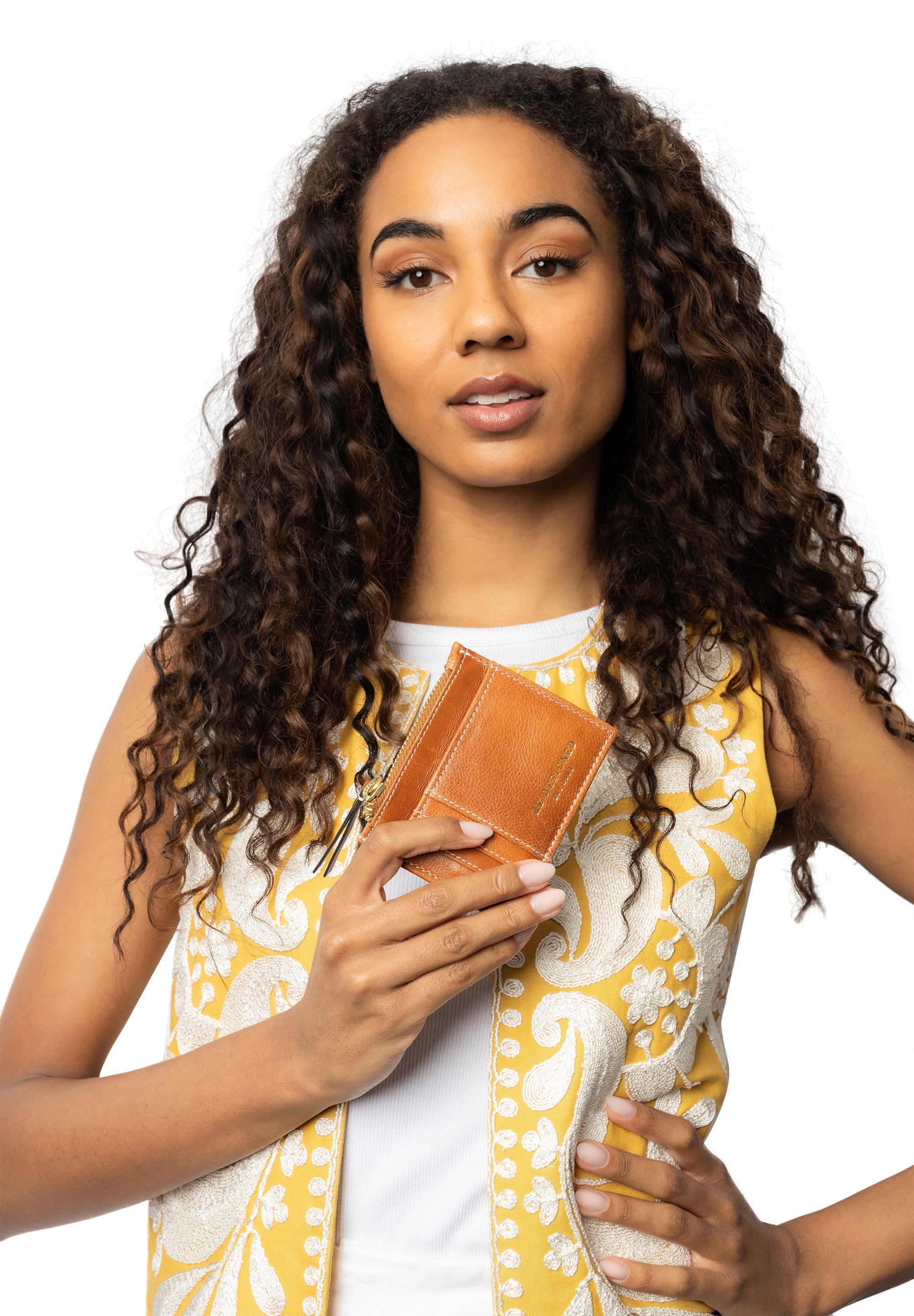 Filippa Wallet fra Re:Designed By Dixie i fargen Burned Tan, vist ved modell