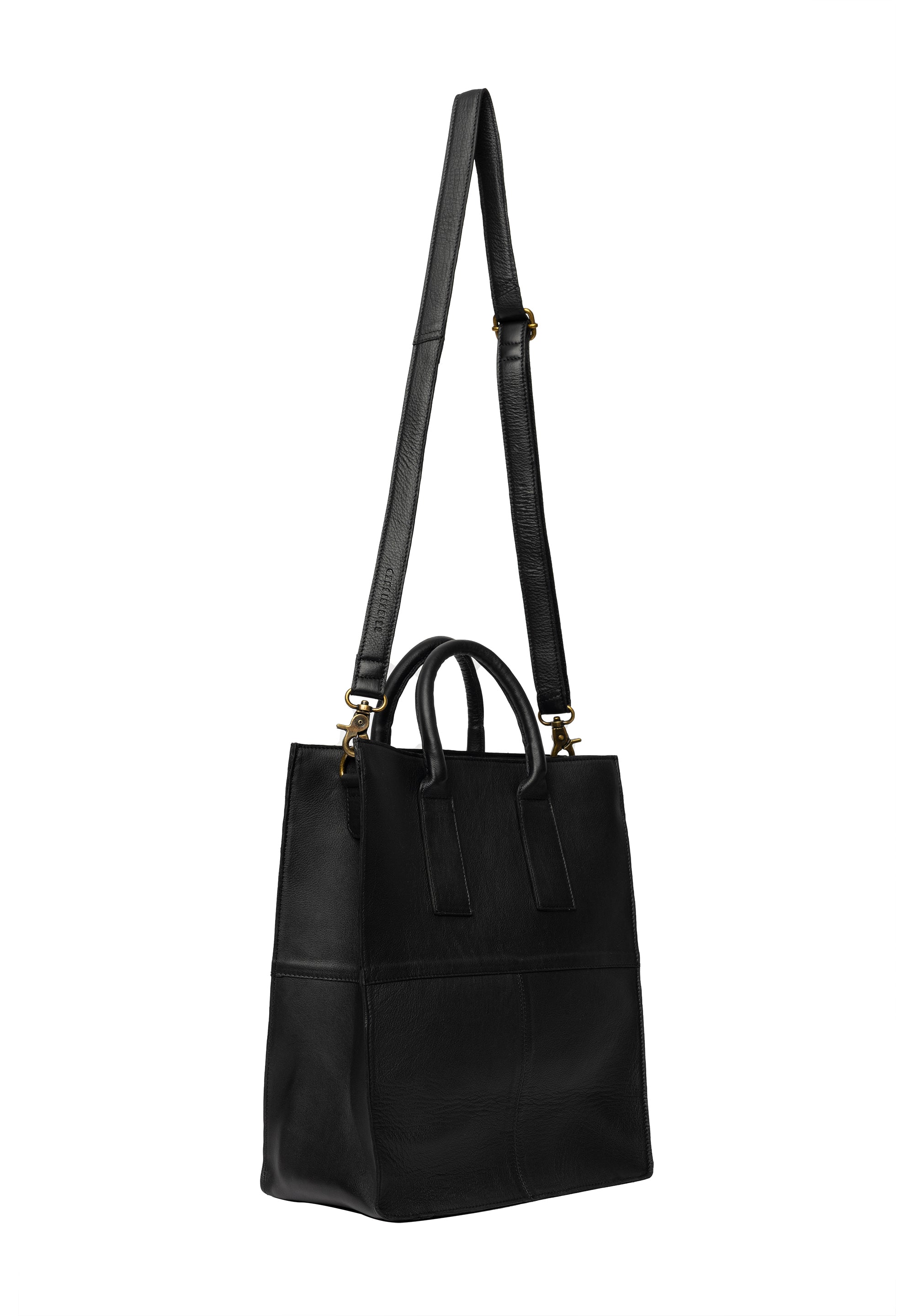 Felicia Bag, skinnveske fra Re:Designed By Dixie i fargen Sort, vist skrått fra baksiden med langreim