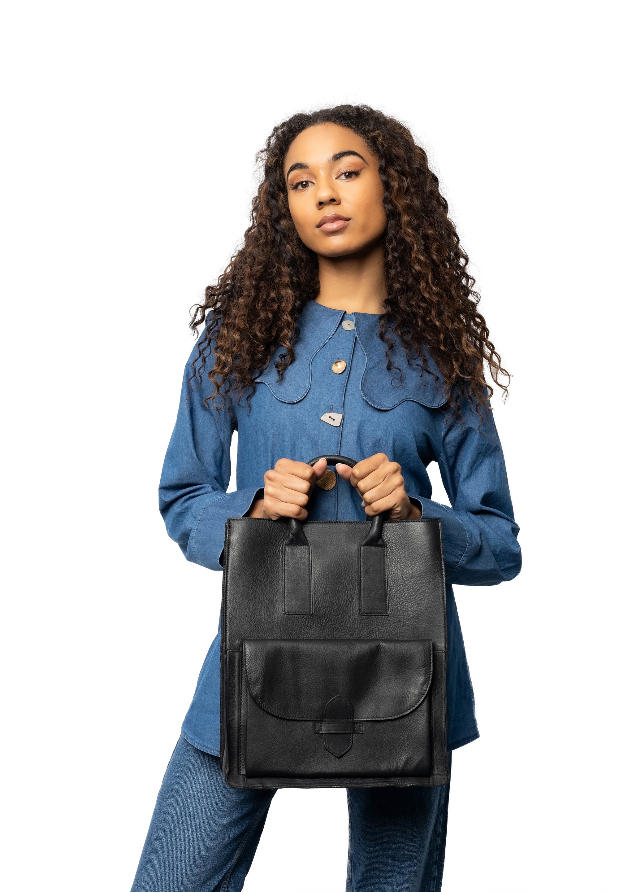 Felicia Bag, skinnveske fra Re:Designed By Dixie i fargen Sort, vist på modell