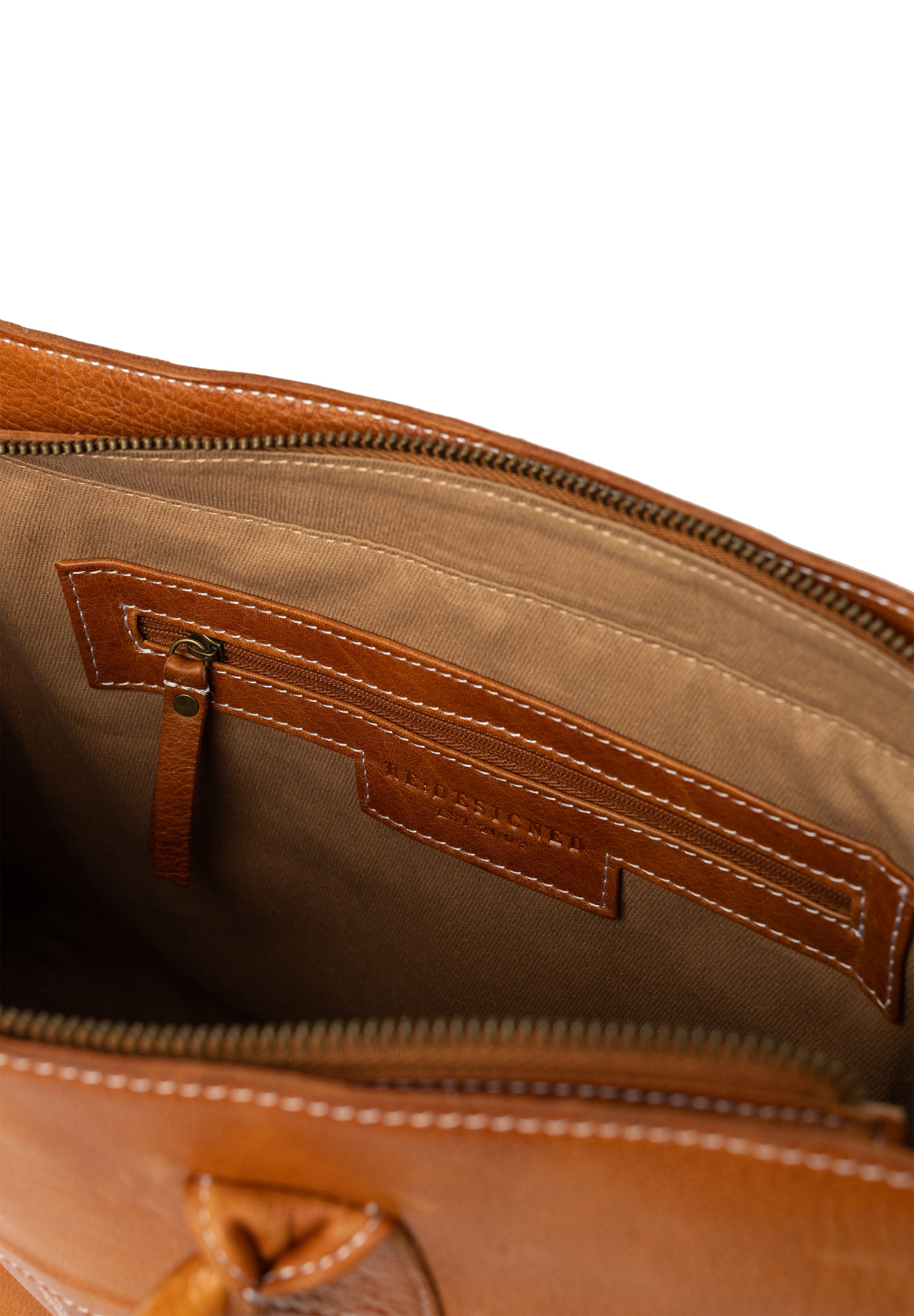 Feline Bag, stor skinnveske fra Re:Designed By Dixie i fargen Burned Tan, nærbilde vist åpen