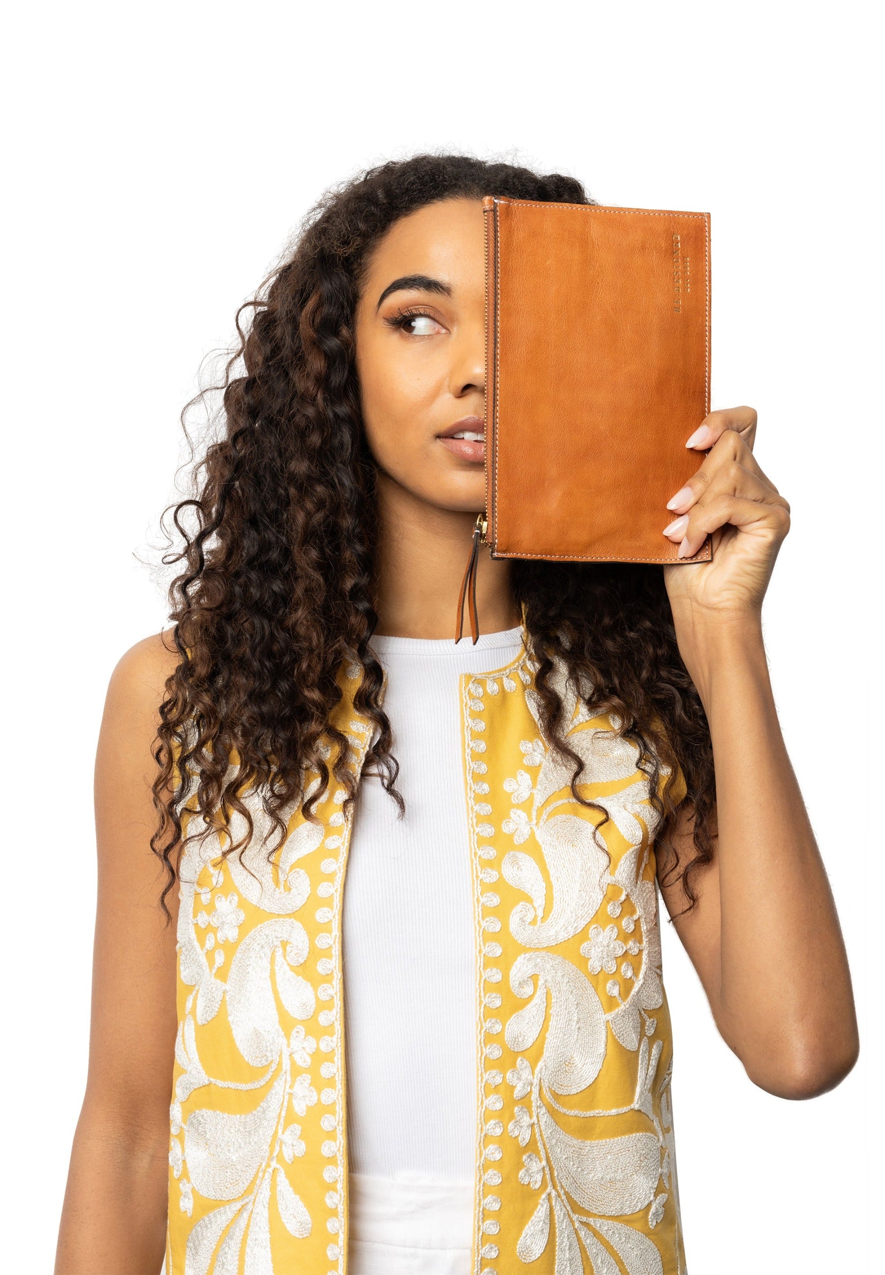 Faria Bag, liten clutch veske fra Re:Designed By Dixie i fargen Burned Tan, vist på modell