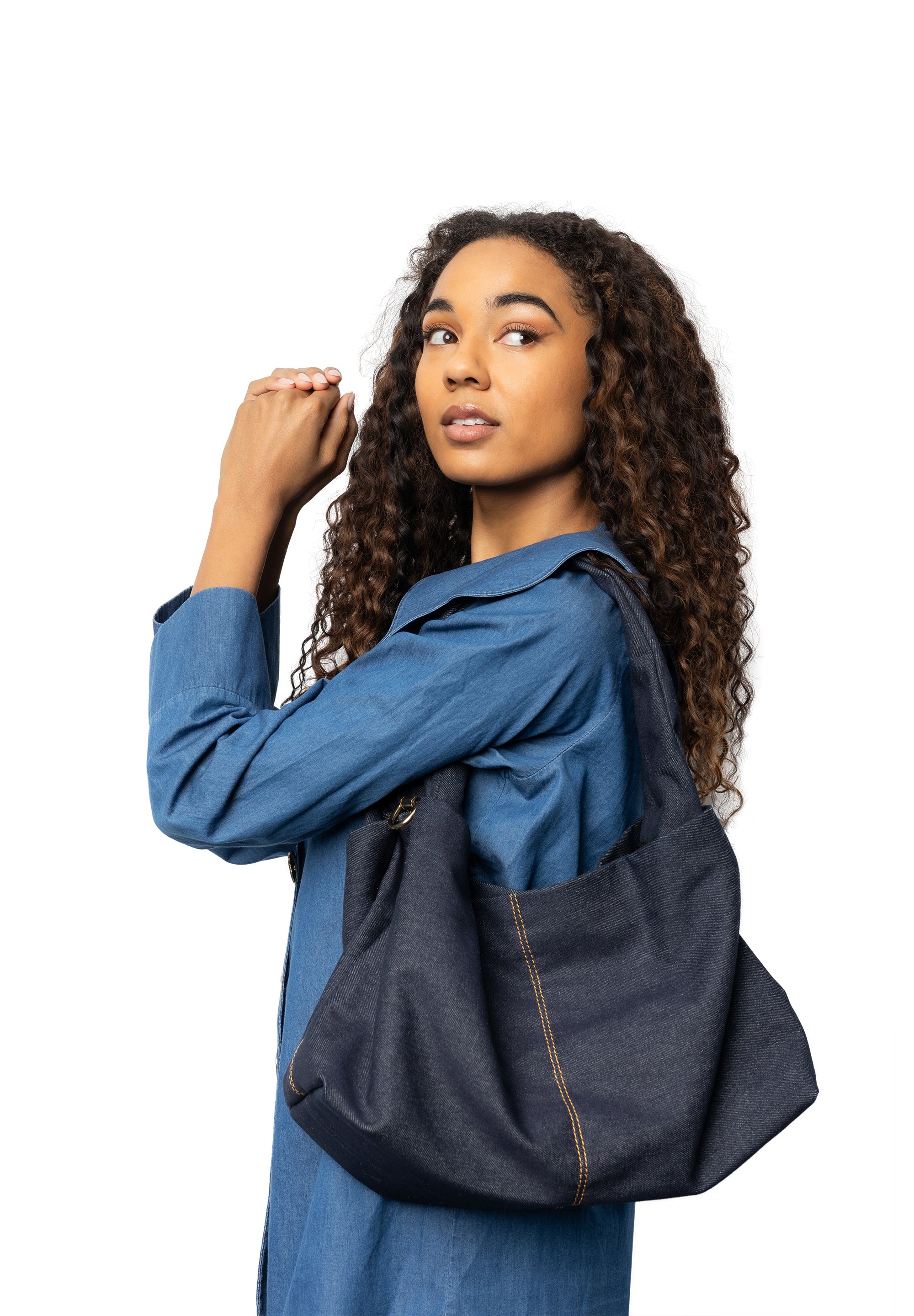 Emery Big Denim, veske fra Re:Designed By Dixie i fargen Denim Blå, vist på modell