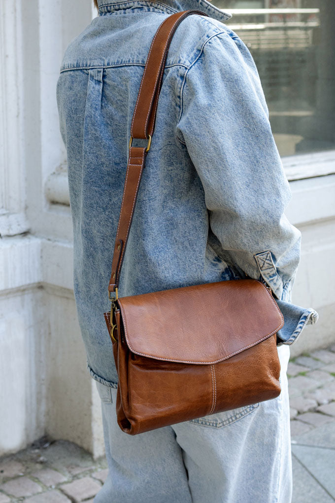Skinnveske| Walnut | Klaffveske | Liri Medium Bag