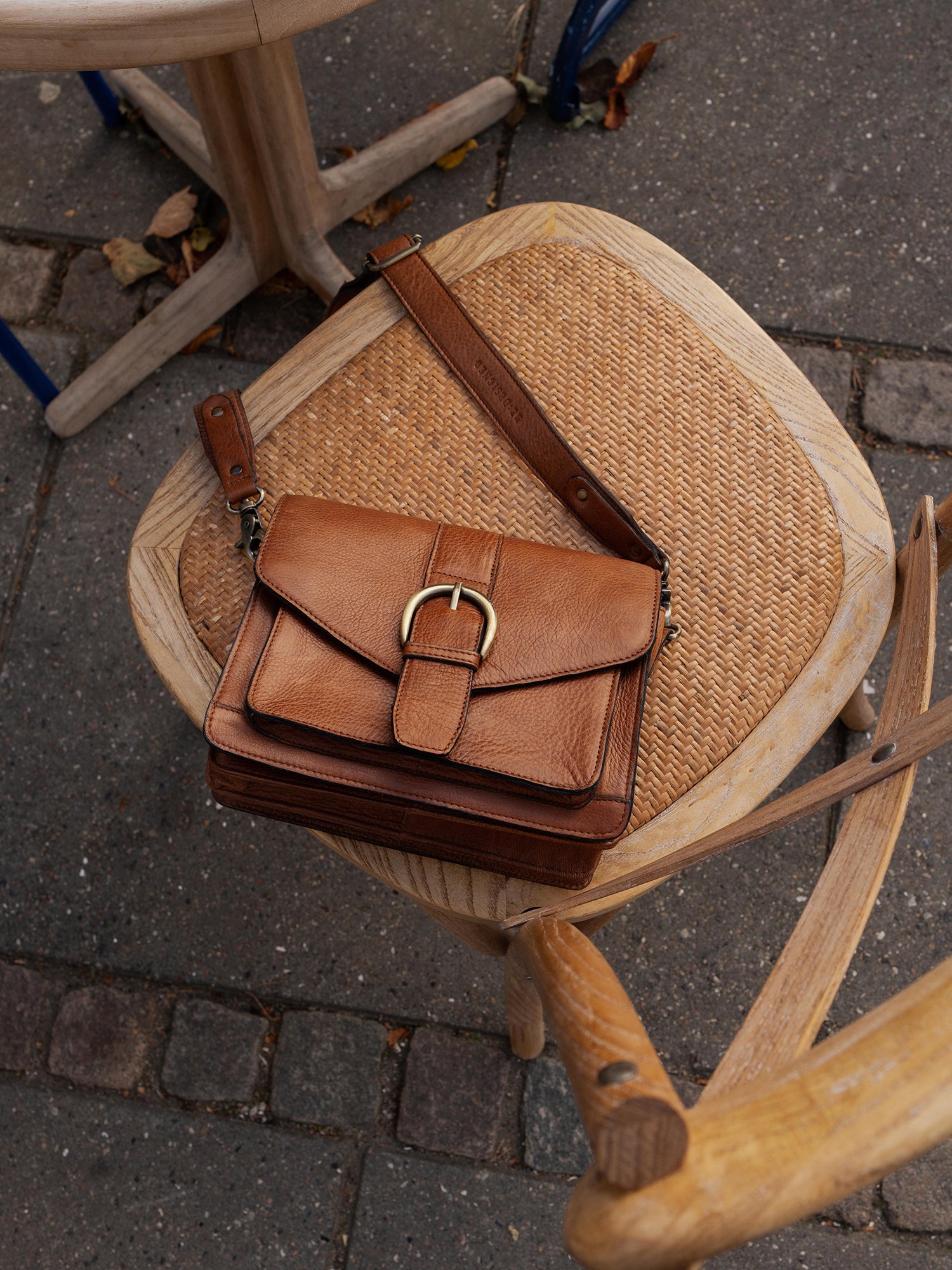 Neko Skulderveske – Walnut, Lang reim
