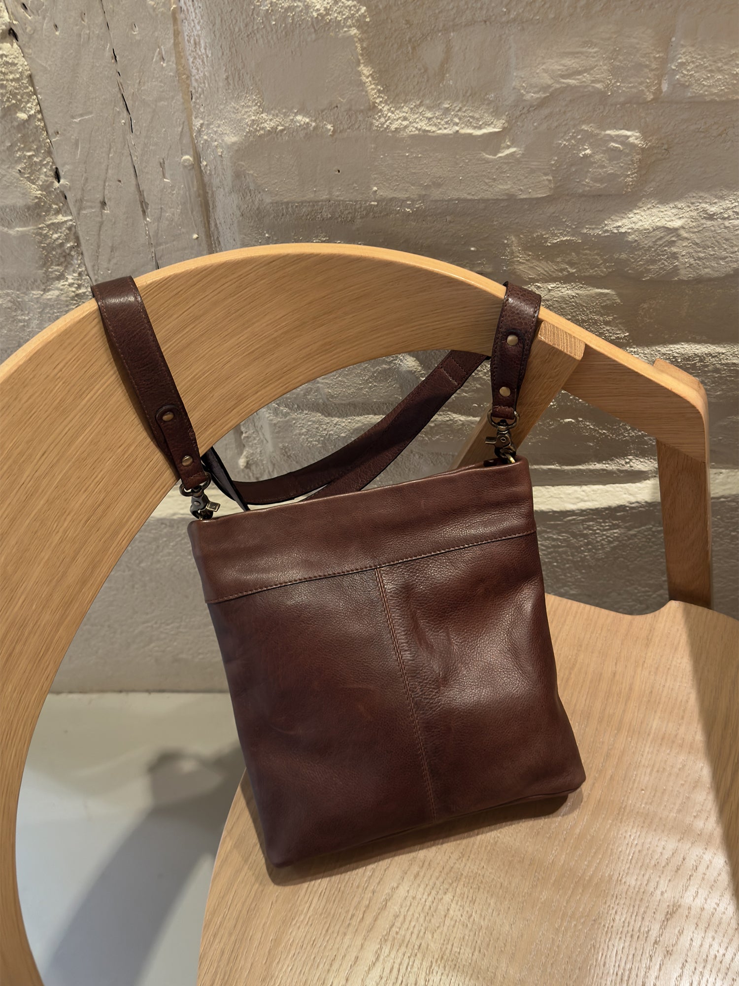 Olea Small Crossbody Veske – Skinn, Woodsmoke