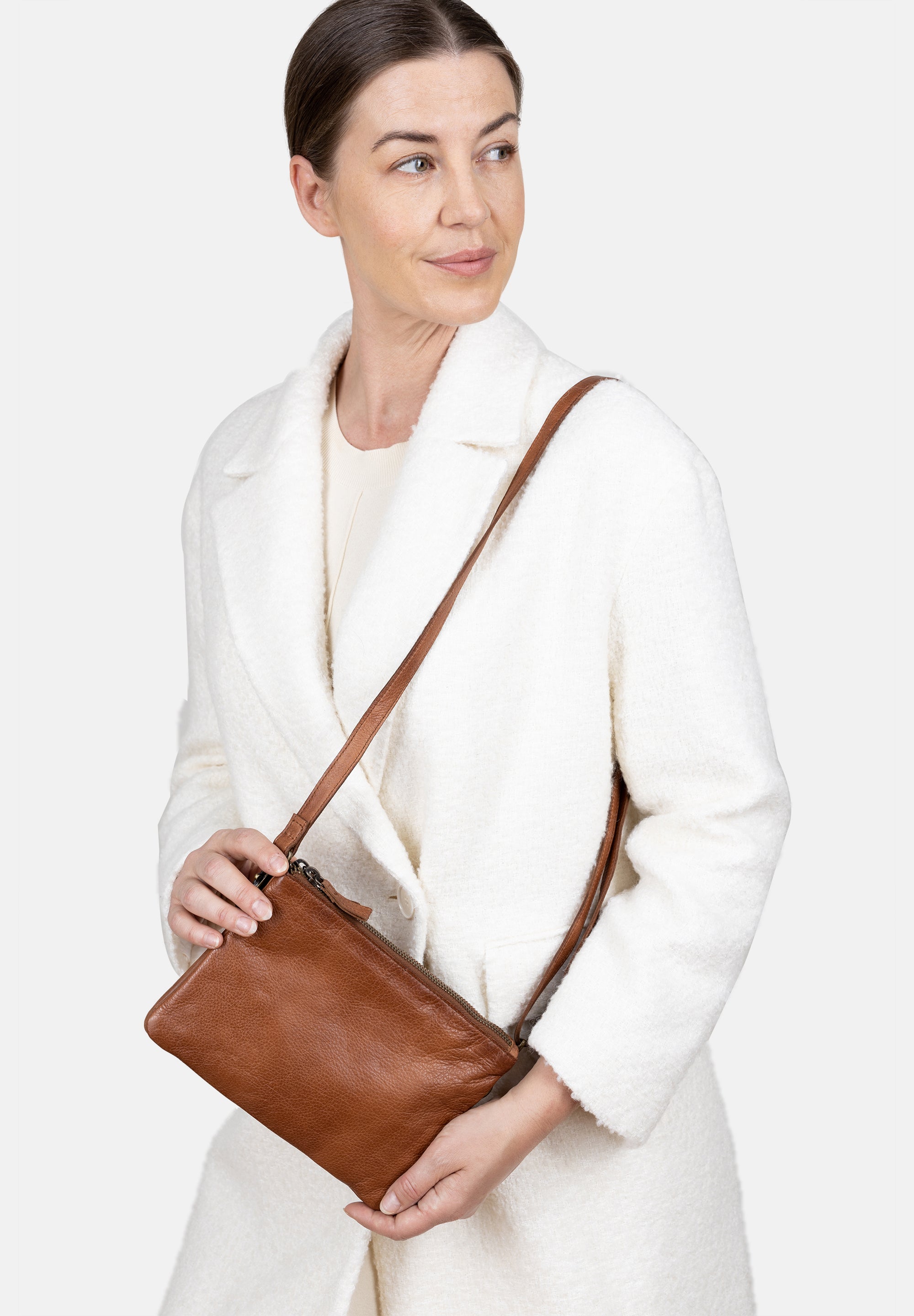 Oslo Urban Walnut liten skinnveske modellbilde