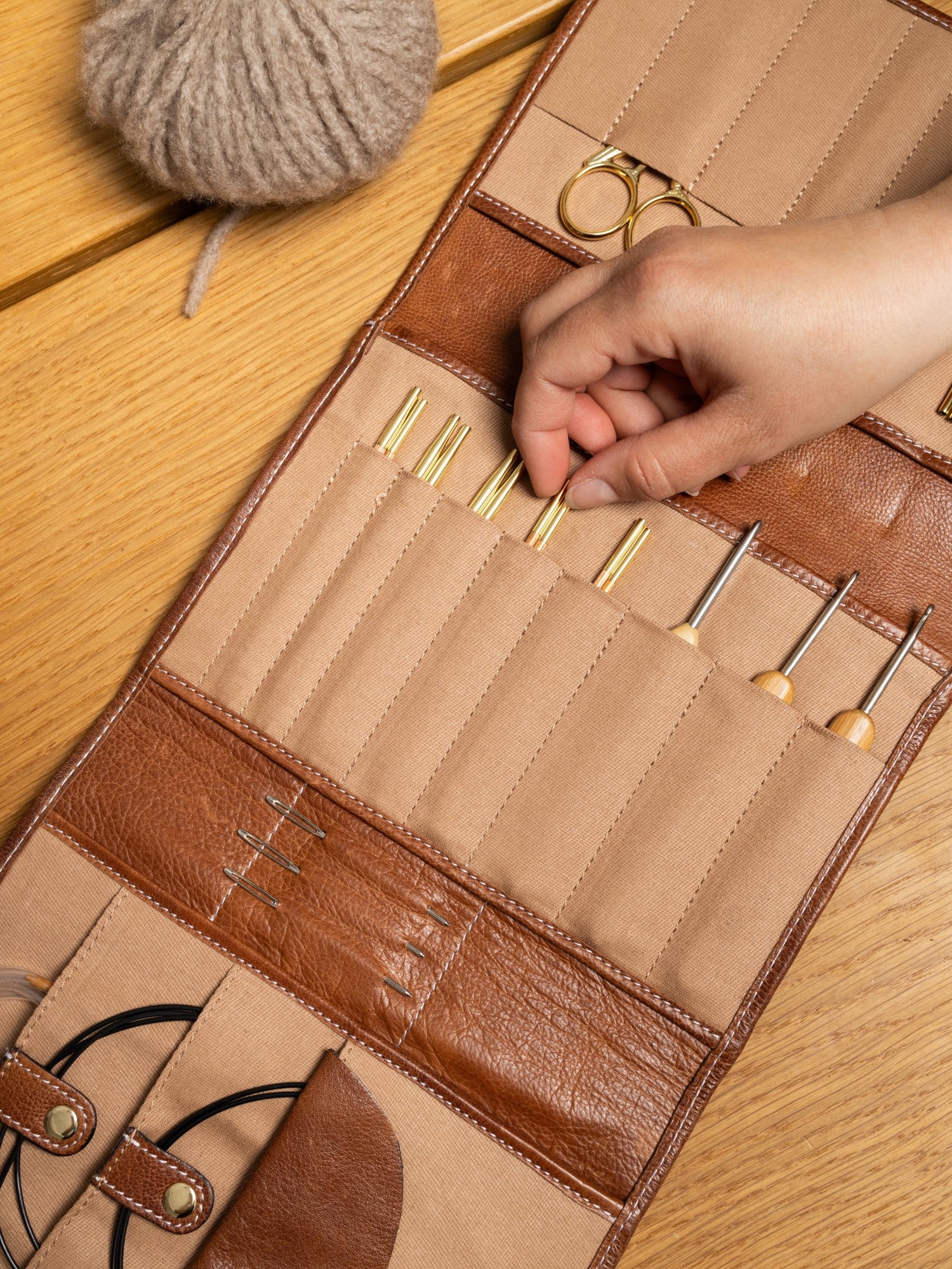 Project 14 Strikkeetui – Skinn, Walnut/Gull