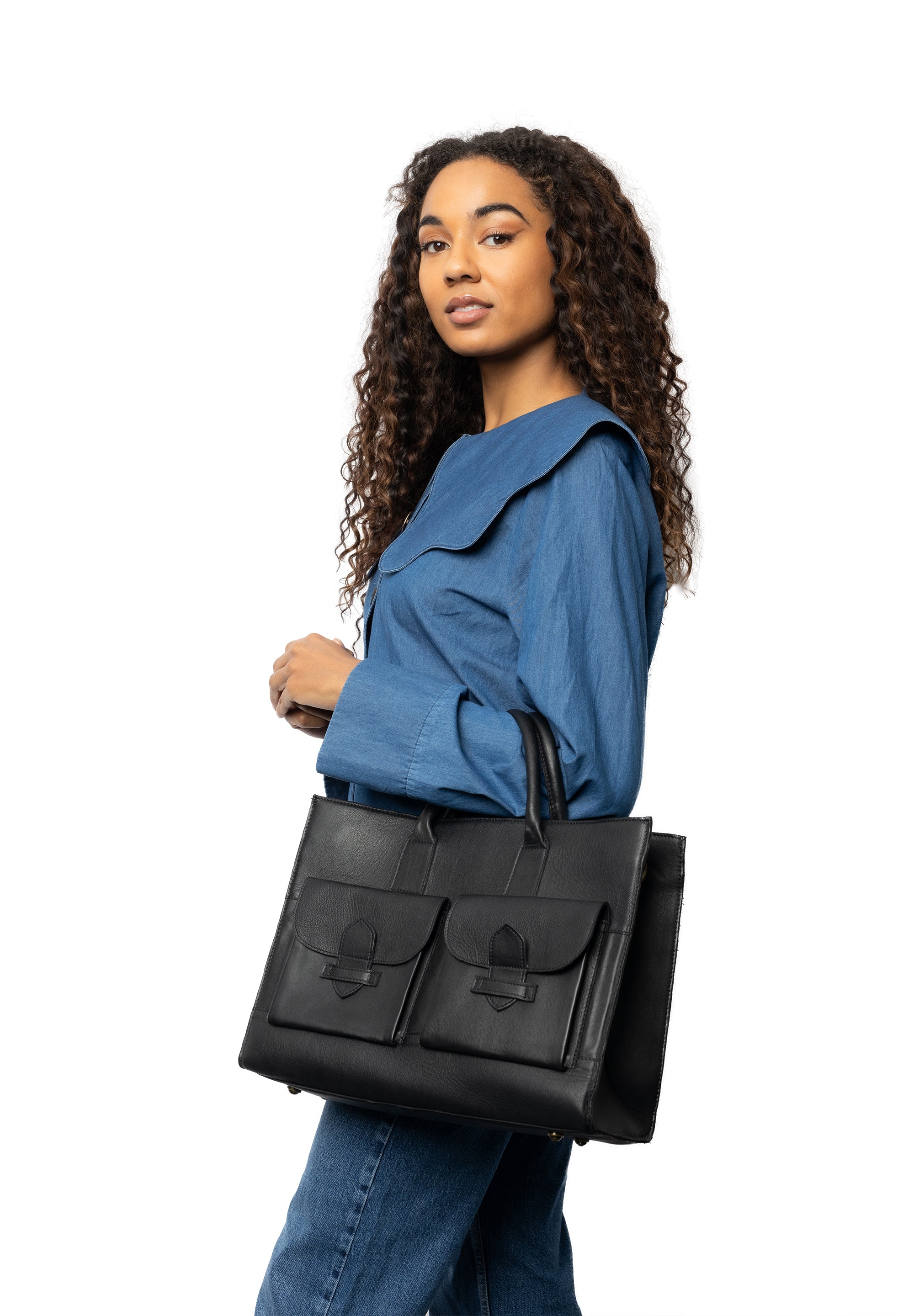 Feline Bag, stor skinnveske fra Re:Designed By Dixie i fargen Sort, vist på modell