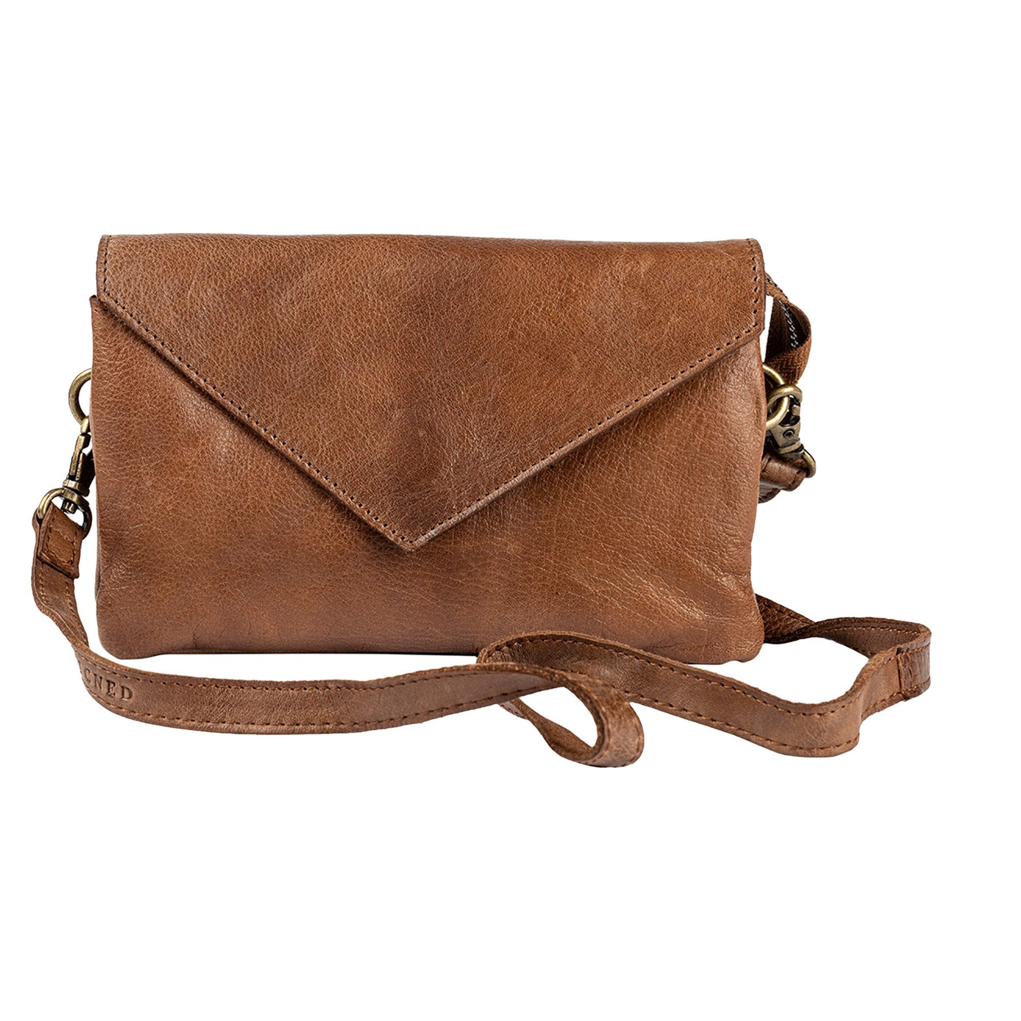 Claire, liten skinnveske fra Re:Designed By Dixie i fargen Walnut, vist fra fronten