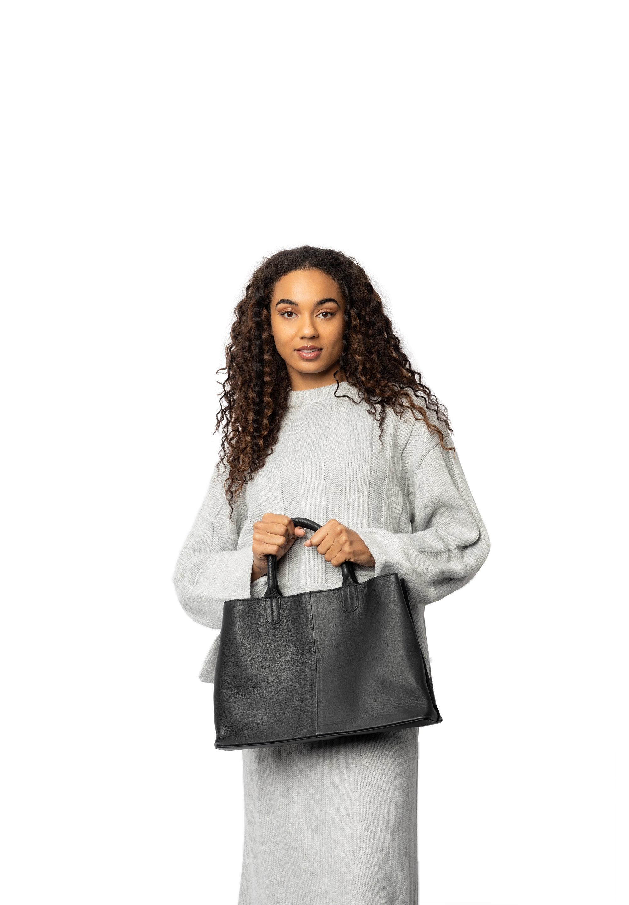 Fafali Bag, stor skinnveske fra Re:Designed By Dixie i fargen Sort, vist på modell