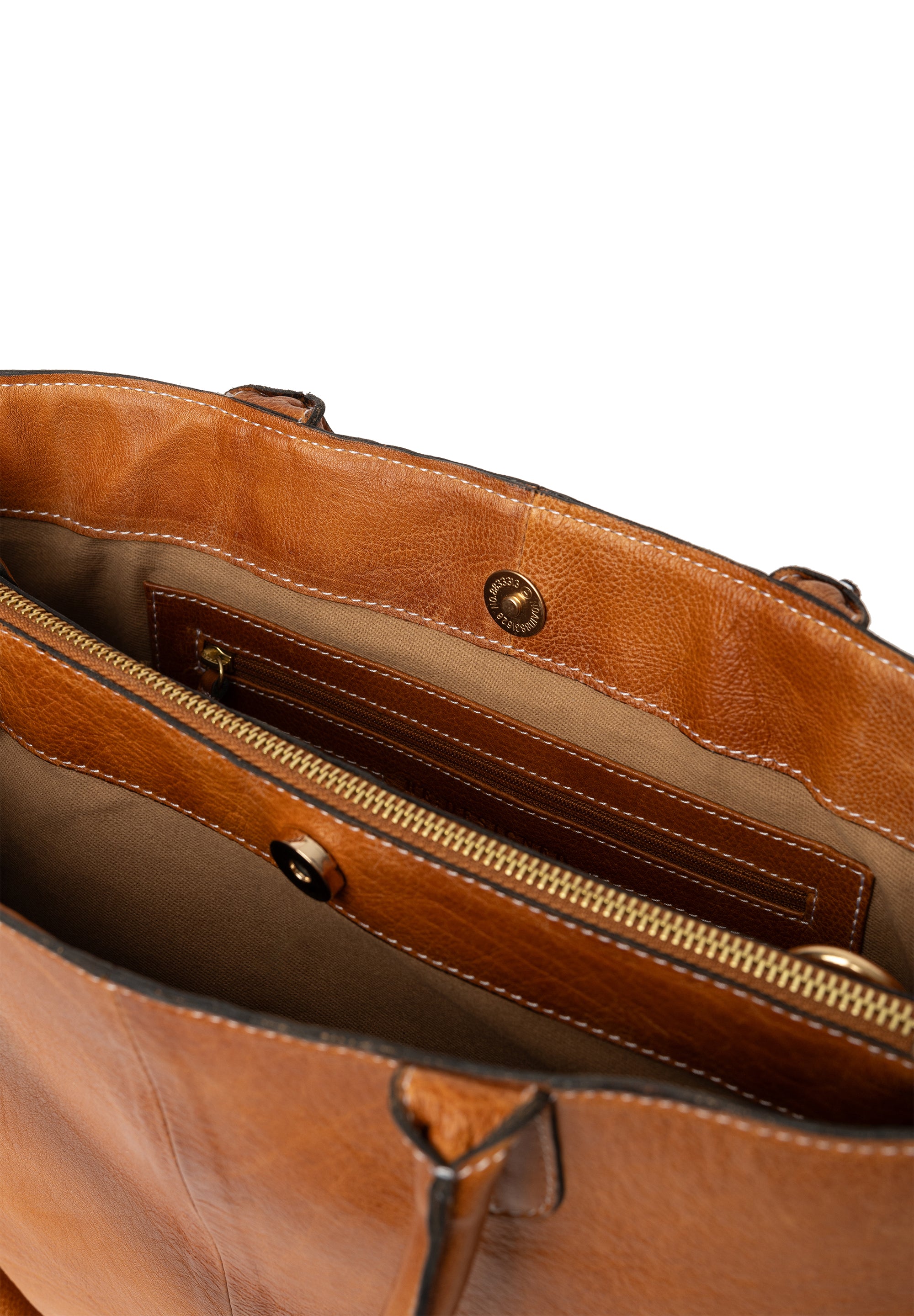 Fafali Bag, stor skinnveske fra Re:Designed By Dixie i fargen Burned Tan, nærbilde vist åpen