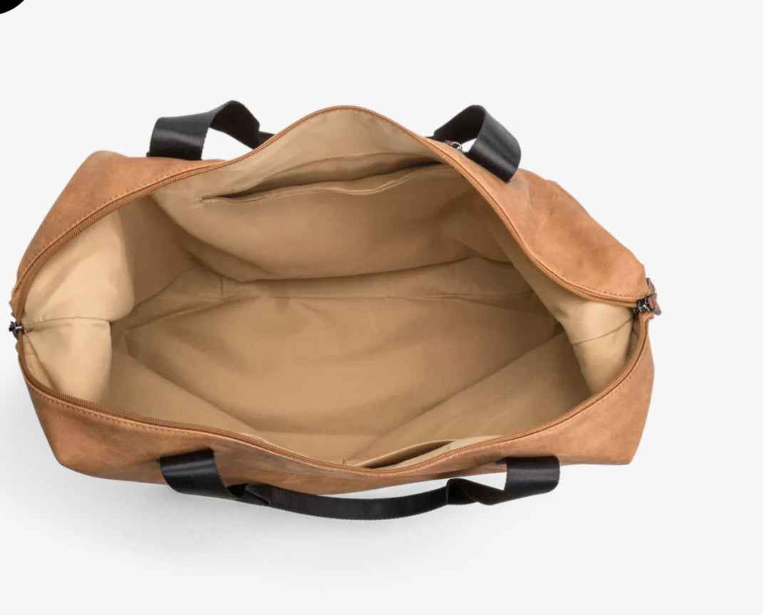 Camel weekend bag i imiitert skinn med brune detaljer fra Lycke Oslo, modell Kris, her vises innsiden.