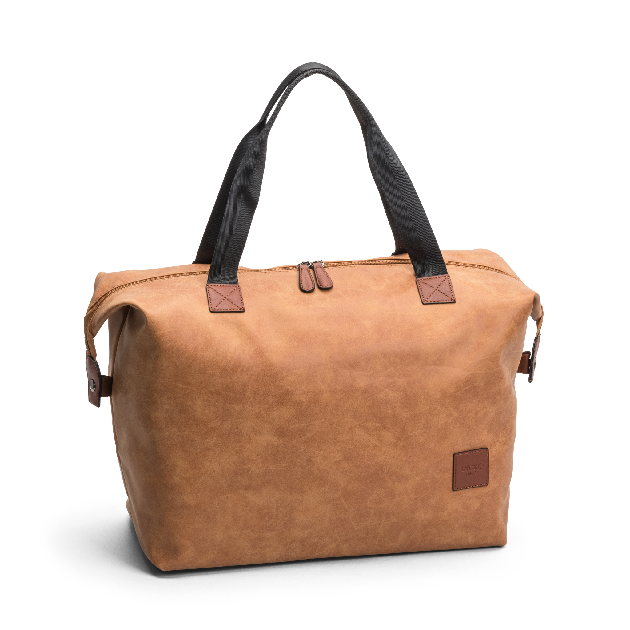 Camel weekend bag i imiitert skinn med brune detaljer fra Lycke Oslo, modell Kris, vist fra fronten.