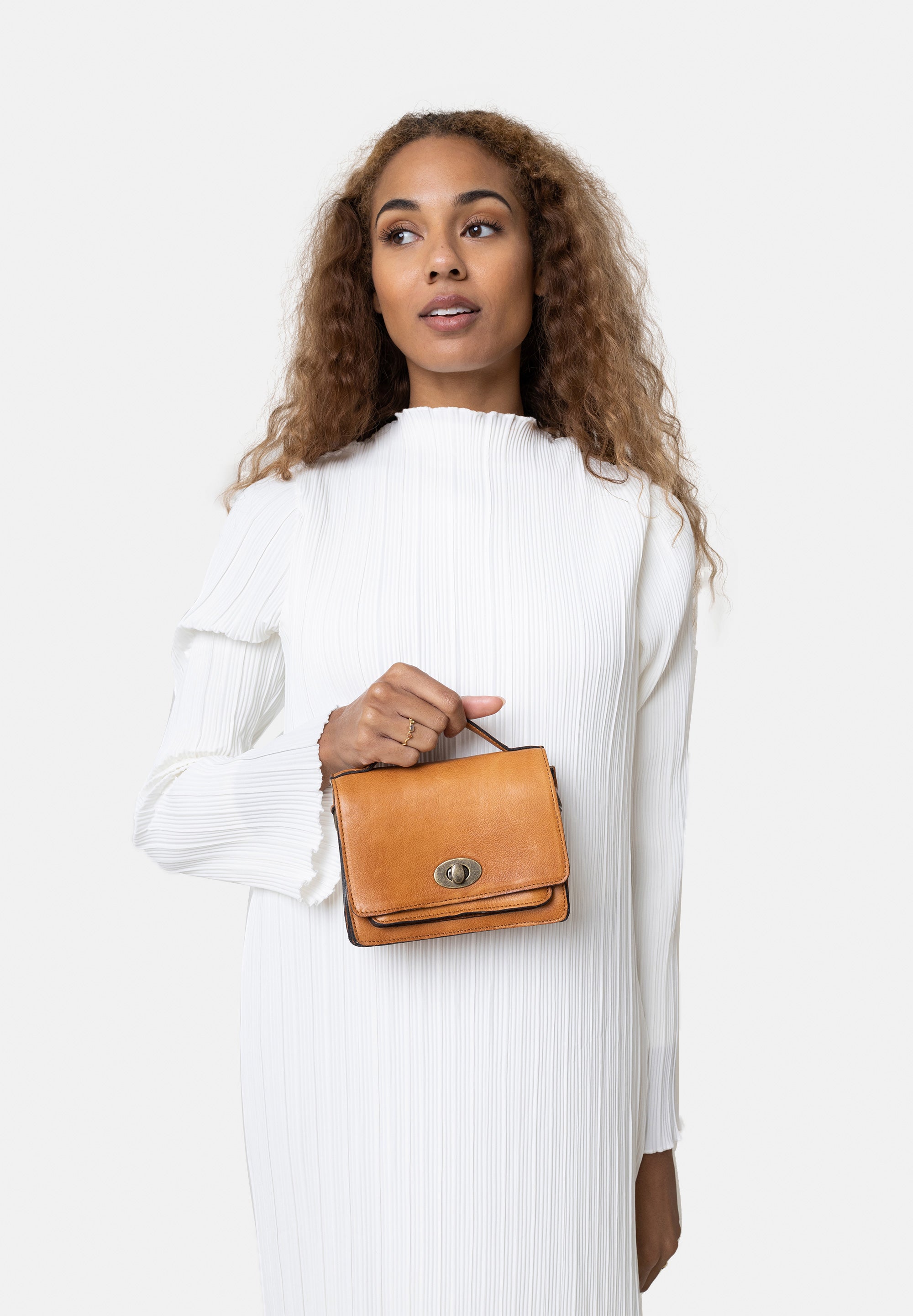 Crossbody Veske | Skinn | Liten | Avtagbar Skulderreim | Burned Tan| Klaff åpning | Alba Small