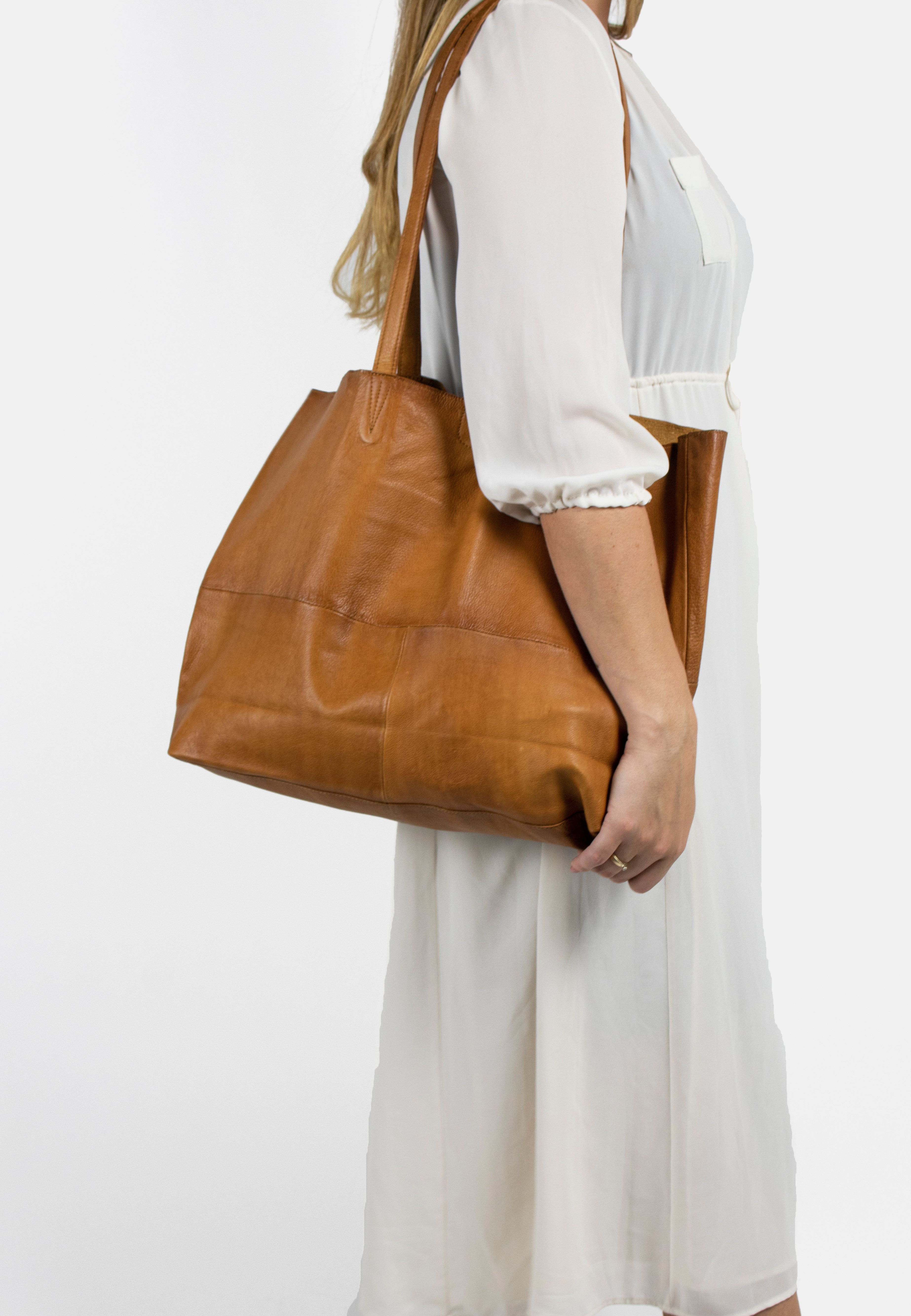 Marlo Urban Bag Burned Tan skinnveske modellbilde