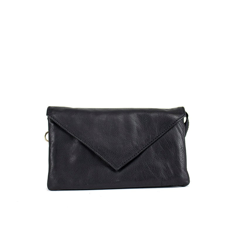 Claire, liten skinnveske fra Re:Designed By Dixie i fargen Sort, vist fra fronten uten langreim