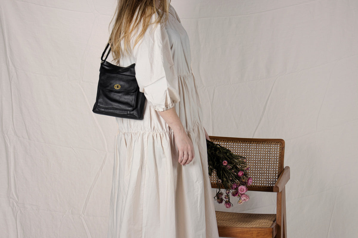 Kay Urban, skinnveske fra Re:Designed By Dixie i fargen Sort, vist på modell