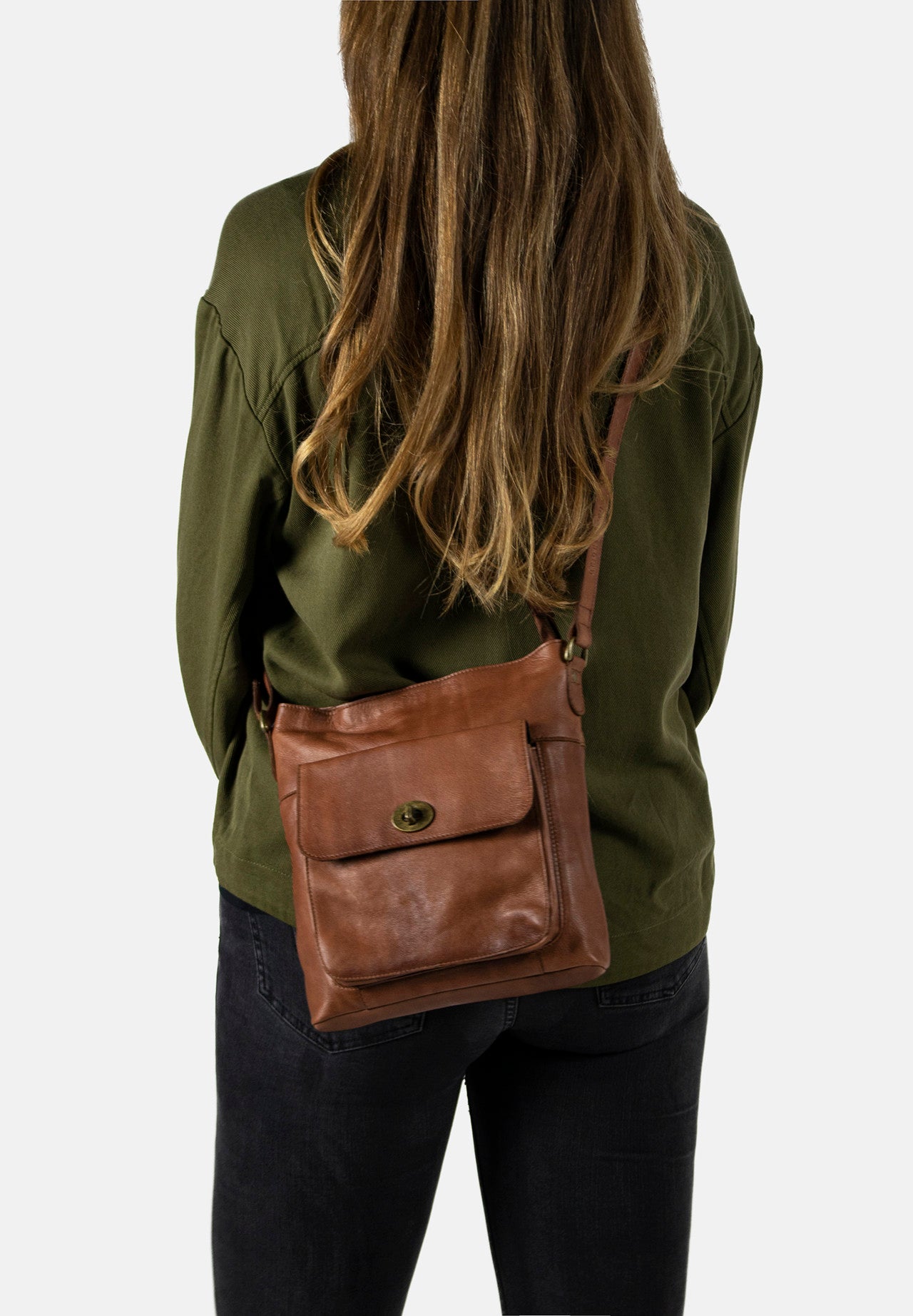 Kay Urban, skinnveske fra Re:Designed By Dixie i fargen Walnut, vist på modell