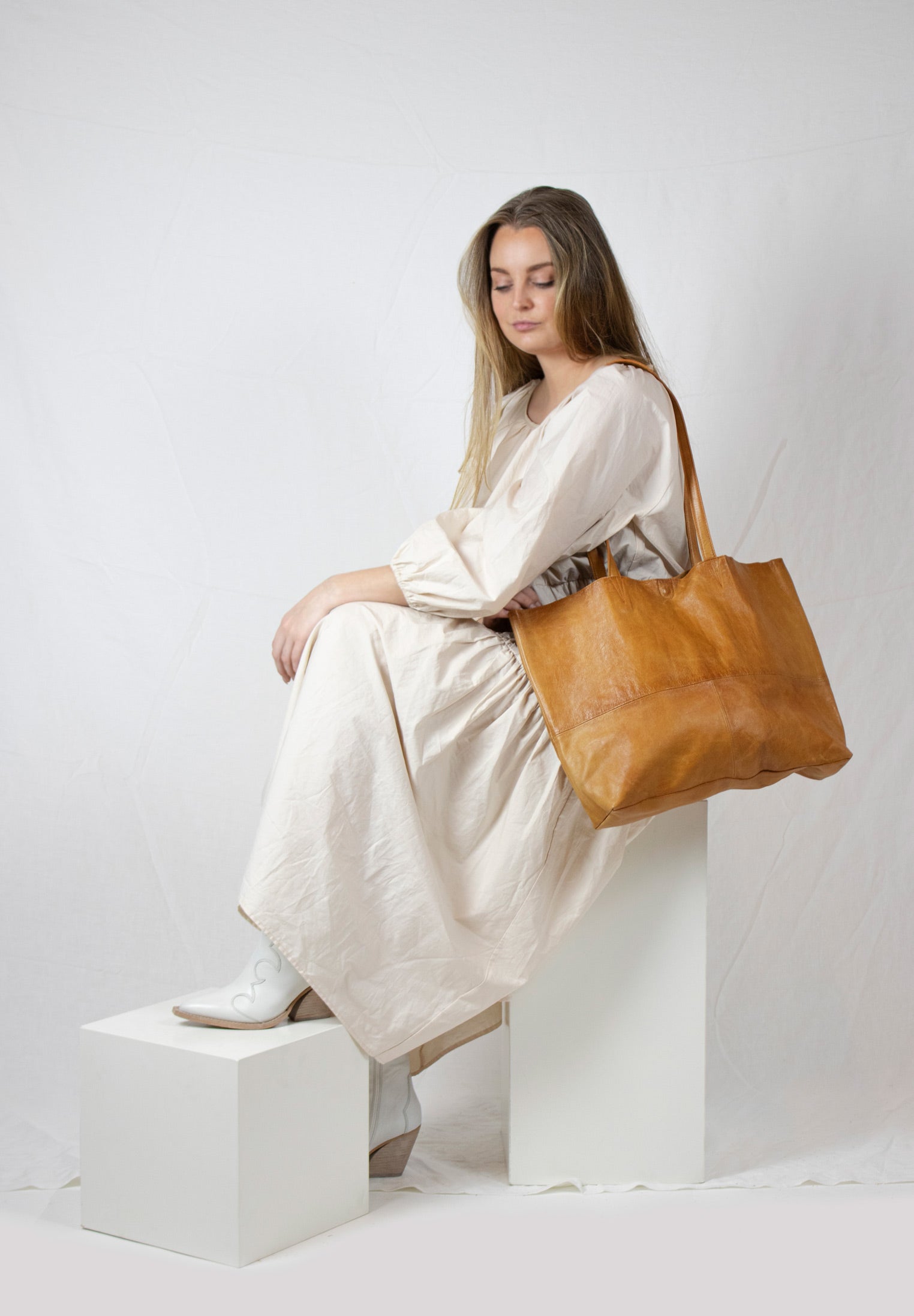 Marlo Urban Bag Burned Tan skinnveske modelbilde
