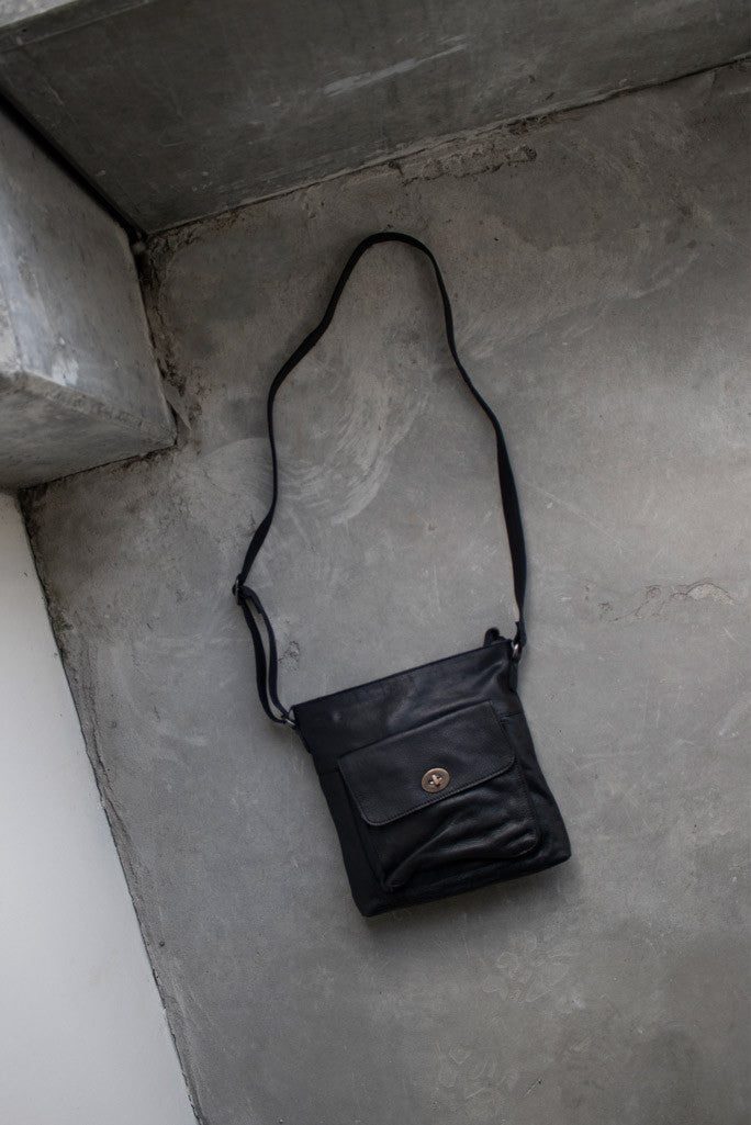 Kay Urban, skinnveske fra Re:Designed By Dixie i fargen Sort, liggende