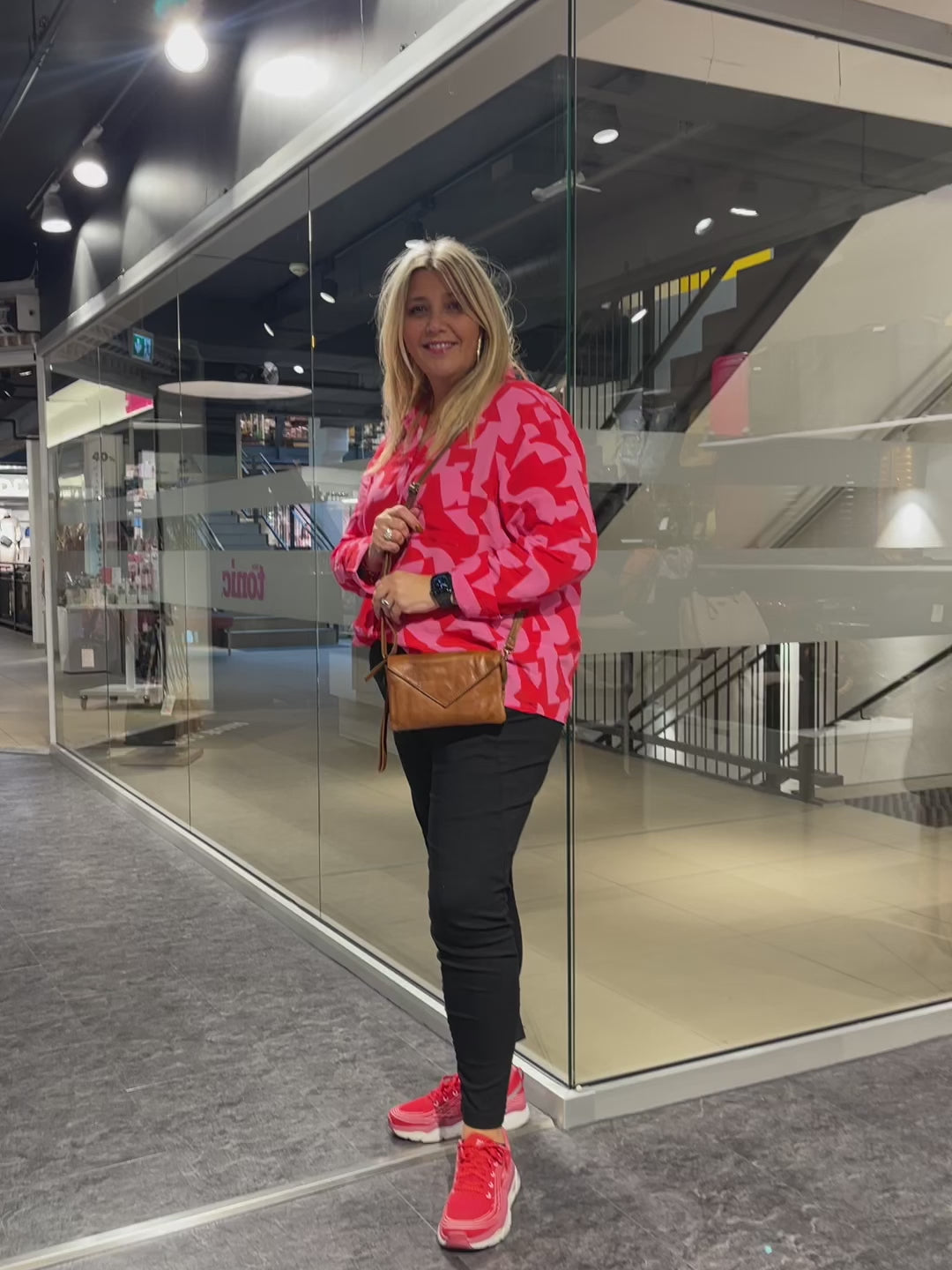 Claire, liten skinnveske fra Re:Designed By Dixie i fargen Walnut, video