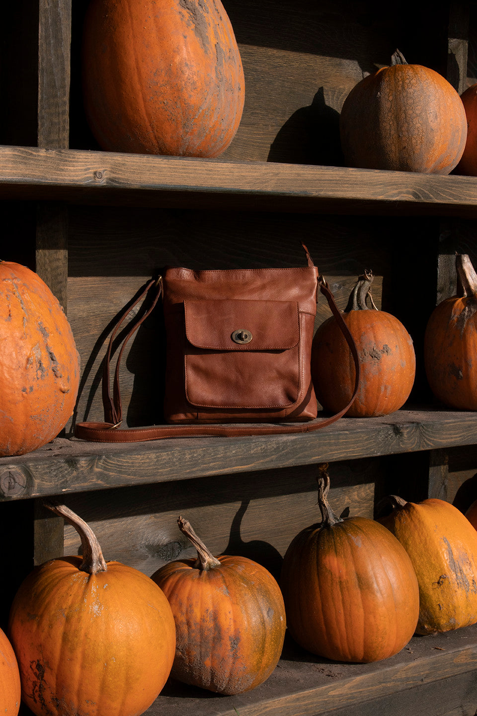 Kay Urban, skinnveske fra Re:Designed By Dixie i fargen Walnut, vist fra fronten