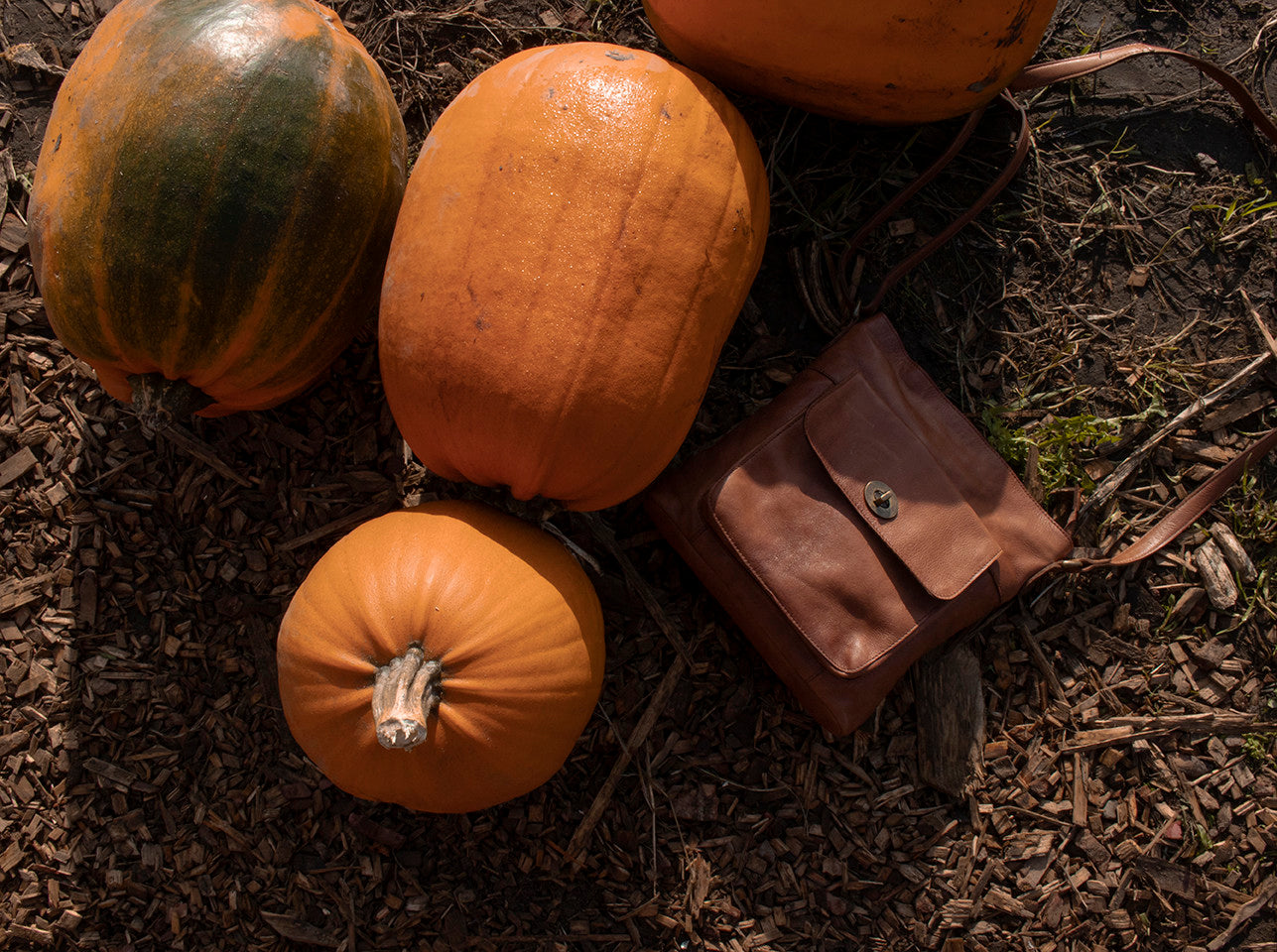 Kay Urban, skinnveske fra Re:Designed By Dixie i fargen Walnut, liggende