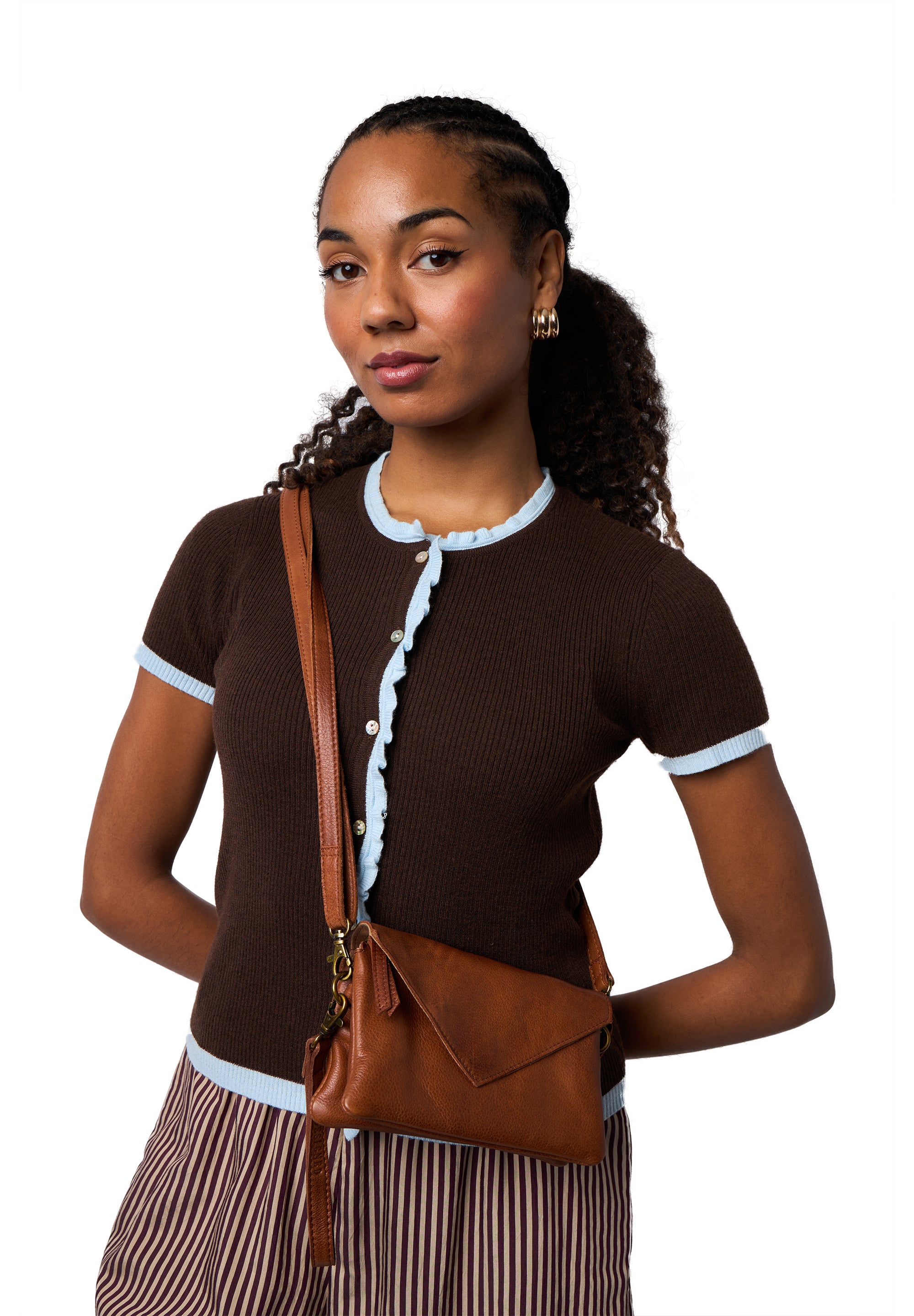 Claire Skinnveske – Liten, Walnut, Glidelåsåpning