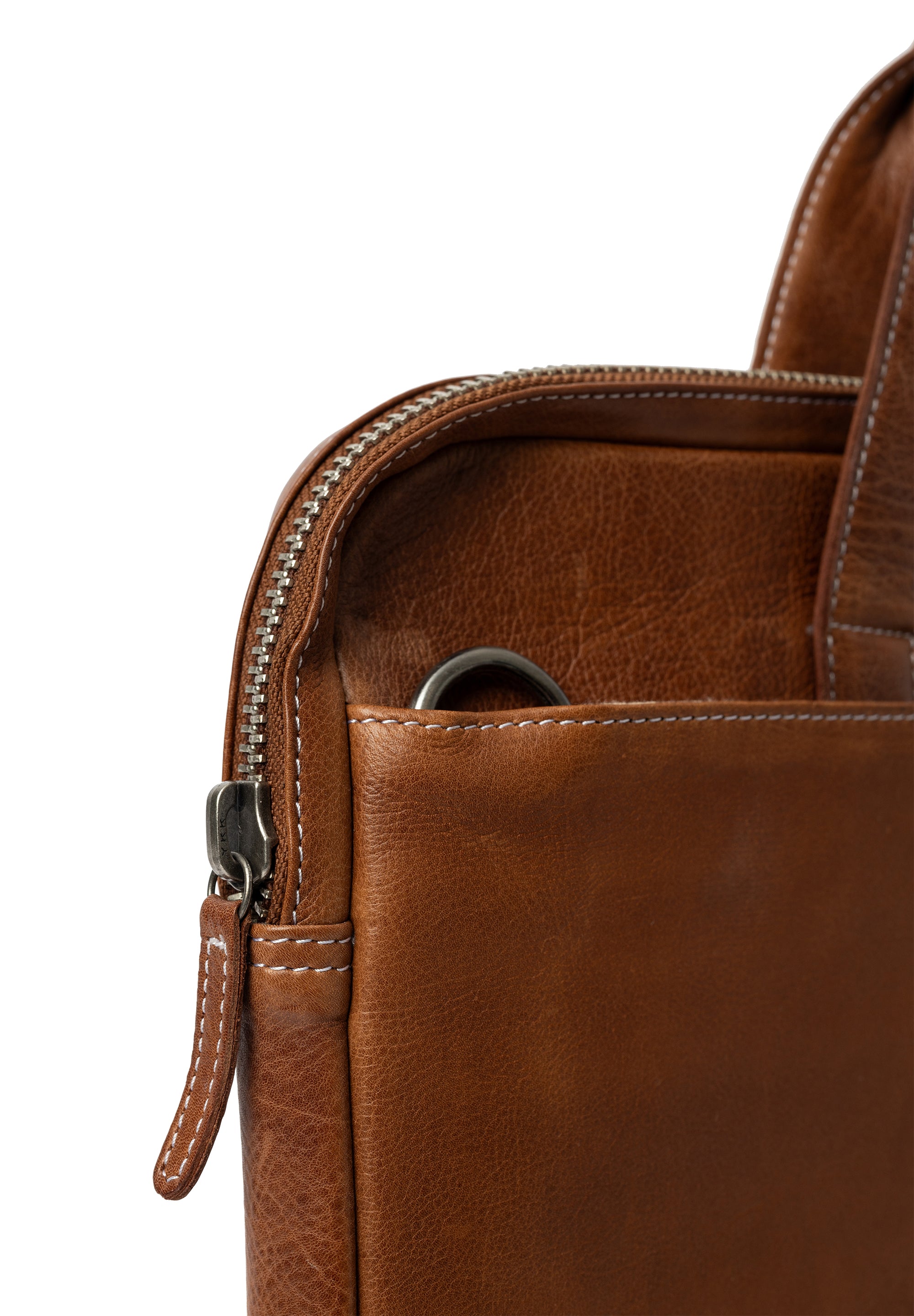 Fabian Bag, jobbveske til herre fra Re:Designed By Dixie i fargen Walnut, nærbilde