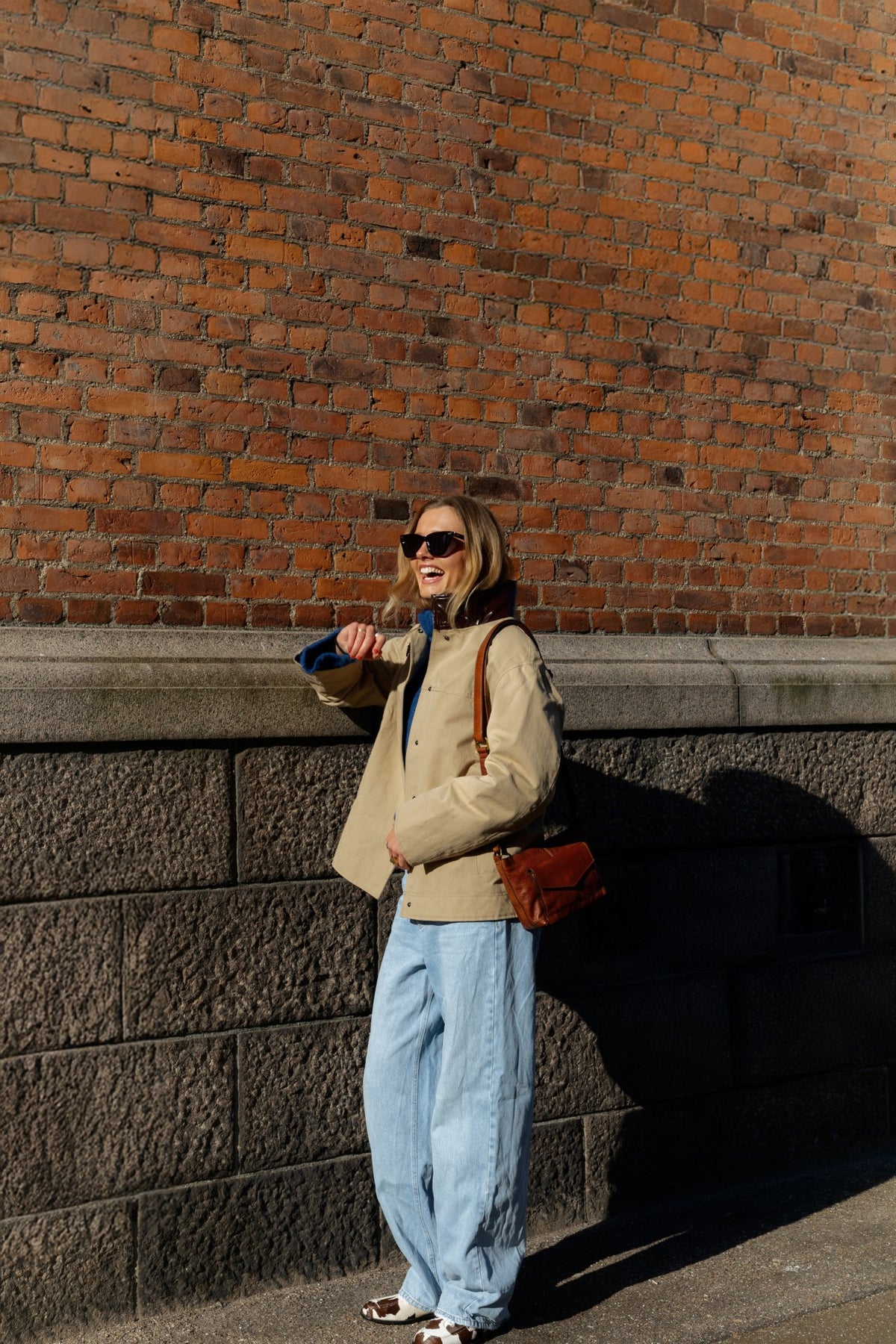 Luzia Small crossbody veske, Walnut