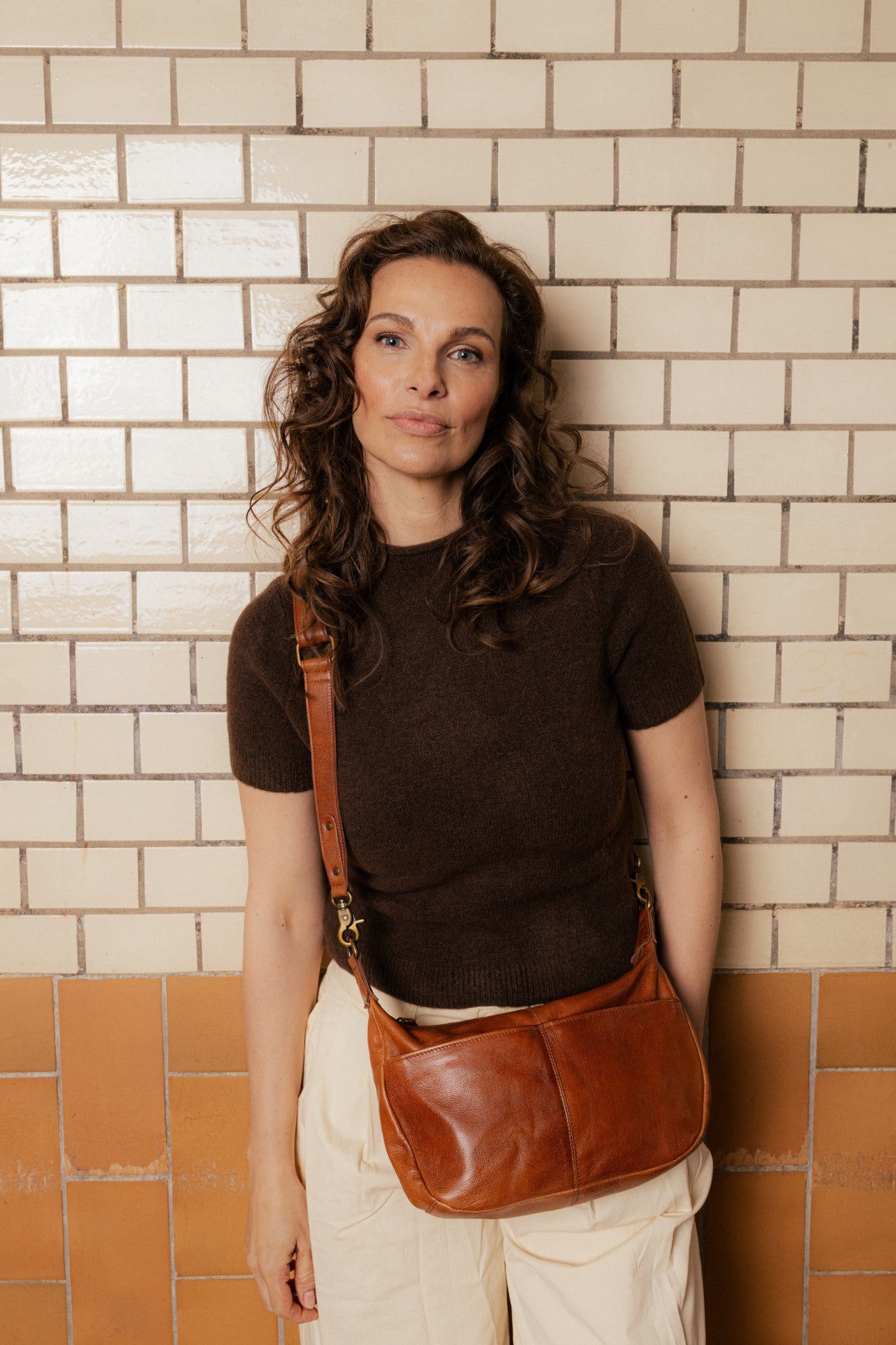 Crossbody | Walnut | To lommer i Fronten | 6547 Mivi Small