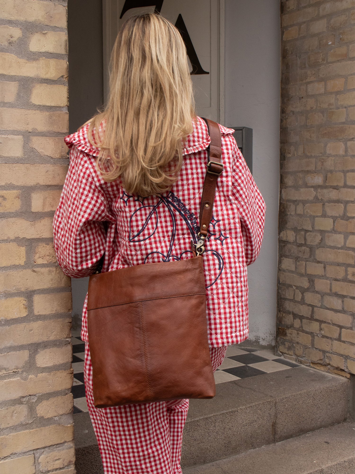 Olea Big Crossbody Veske – Skinn, Walnut, Justerbar langreim