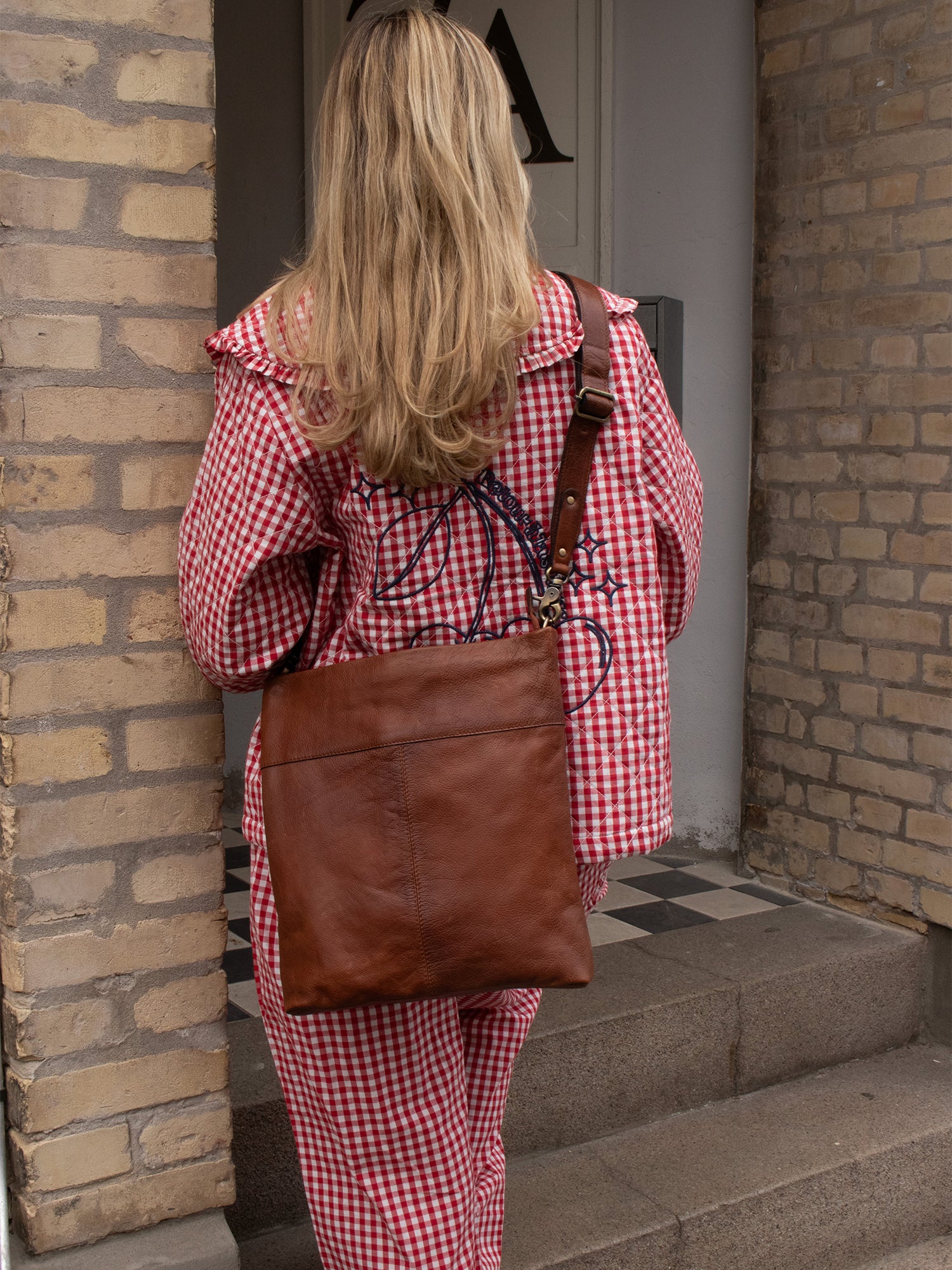 Olea Big Crossbody Veske – Skinn, Walnut, Justerbar langreim