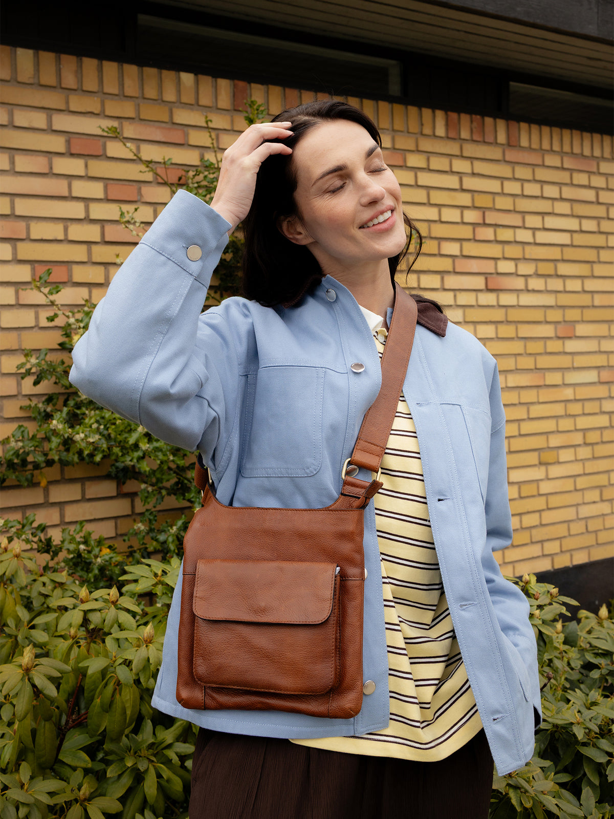 Sara Small Crossover skinnveske, Walnut
