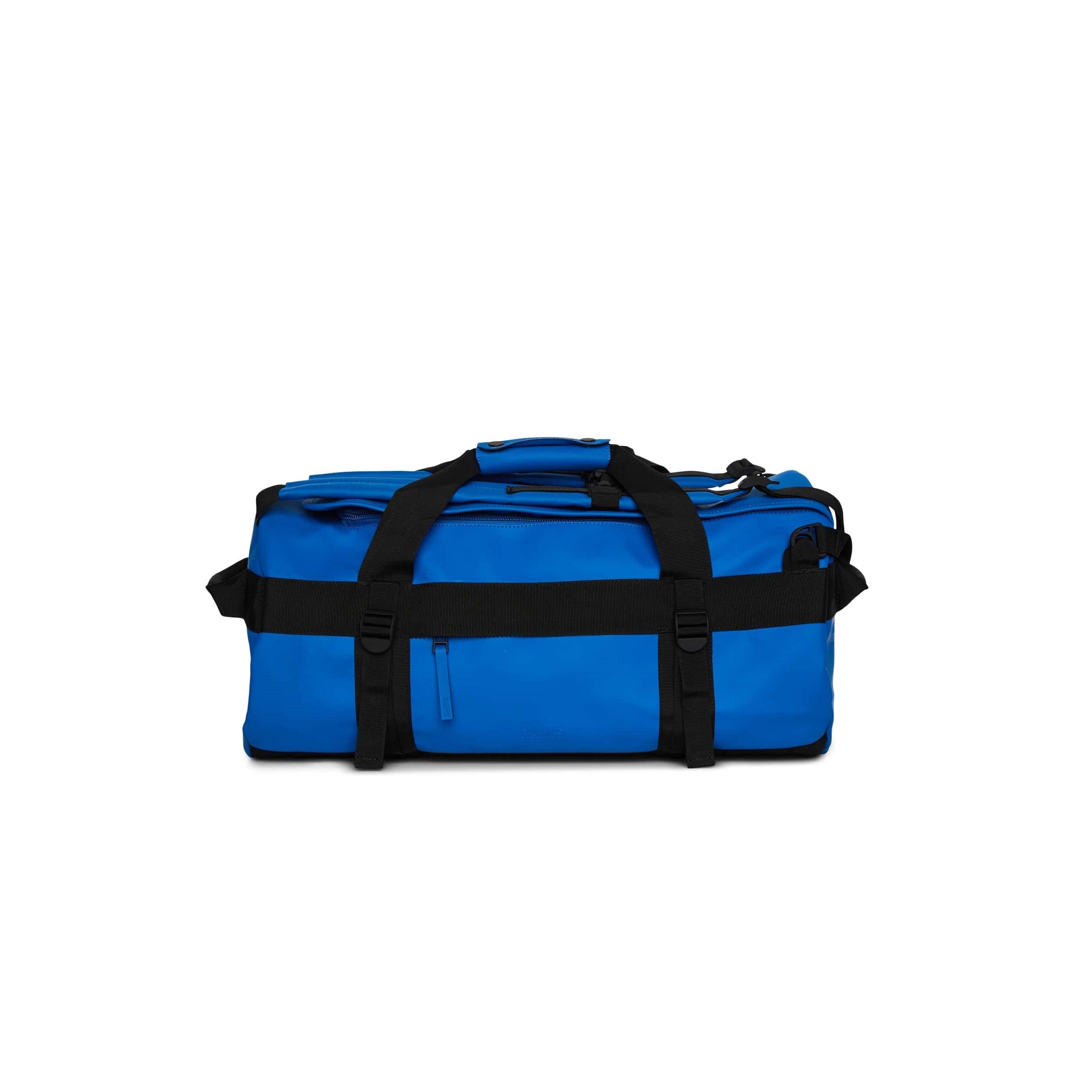 Blå duffelbag med sorte detaljer, som er en kombinasjon av bag og sekk fra Rains, modell Texel, vist fra fronten.