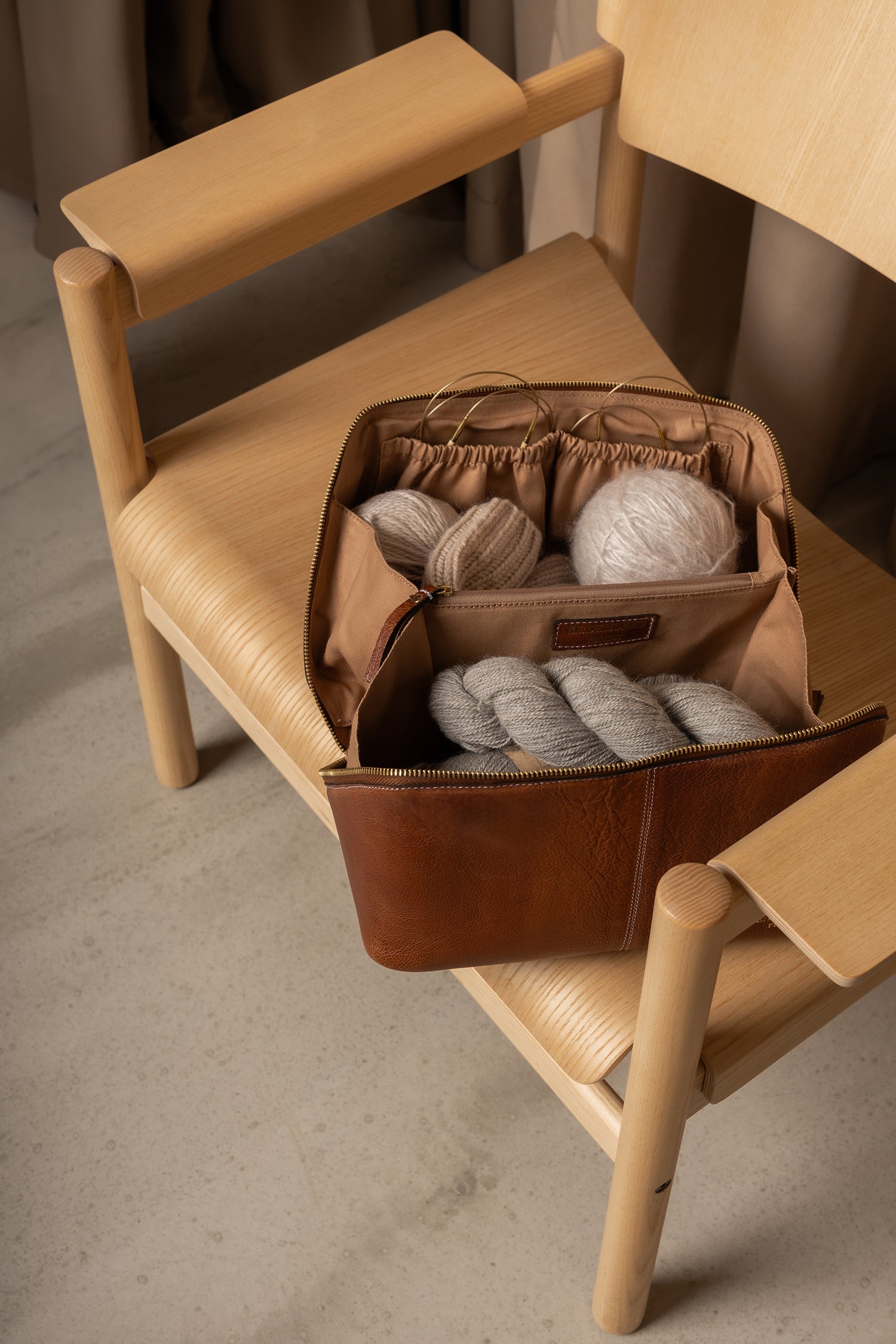 Strikkeoppbevaring | Skinn | Walnut/Gold | Project 10