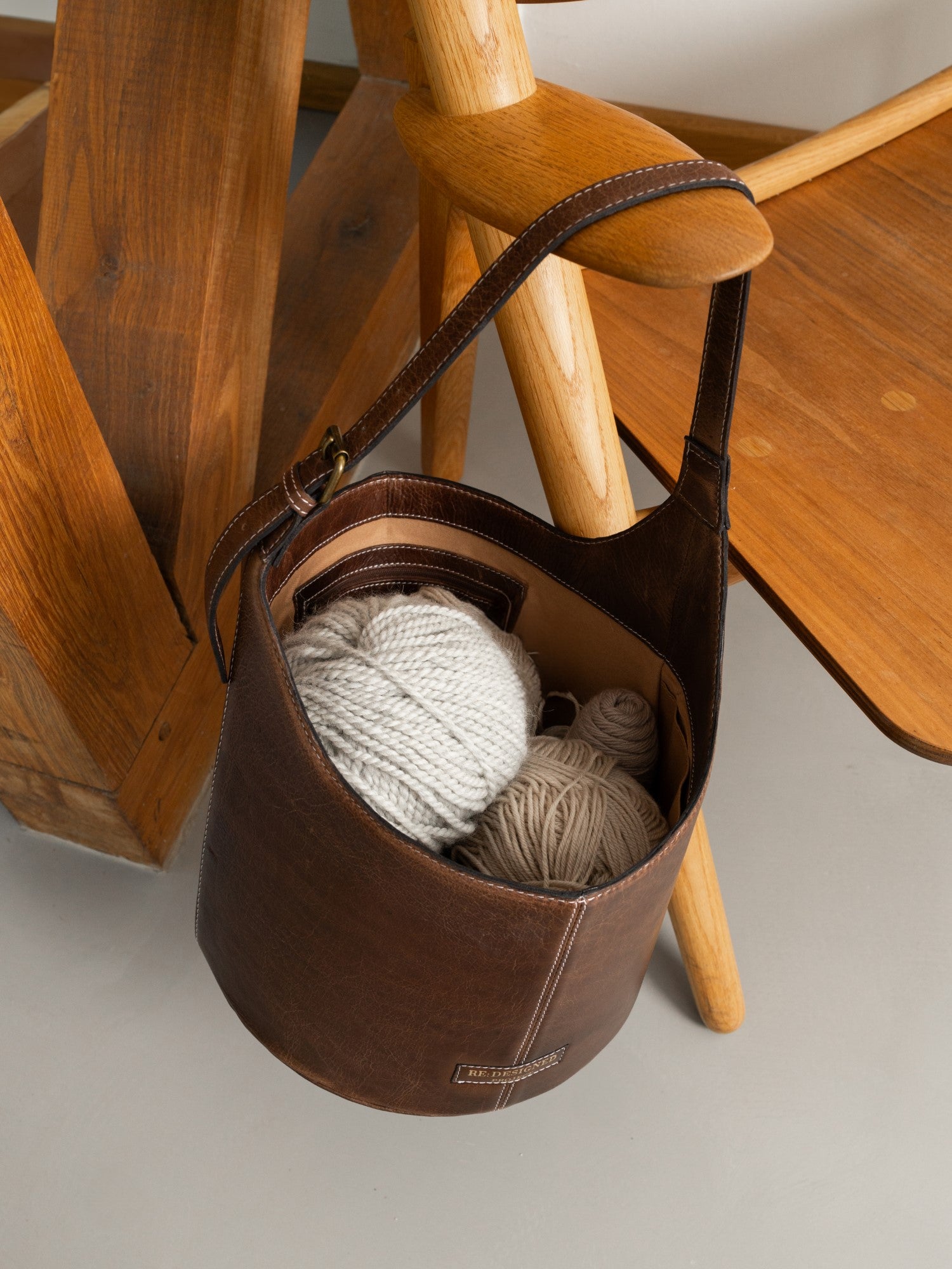 Strikkeveske | Skinn | Medium | Woodsmoke | Project 26 Bucket