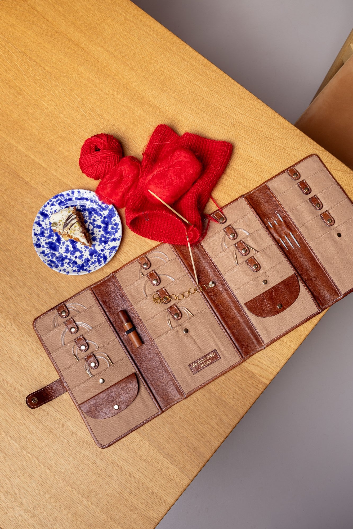 Strikkeetui | Skinn | Valnut/gull | Project 82